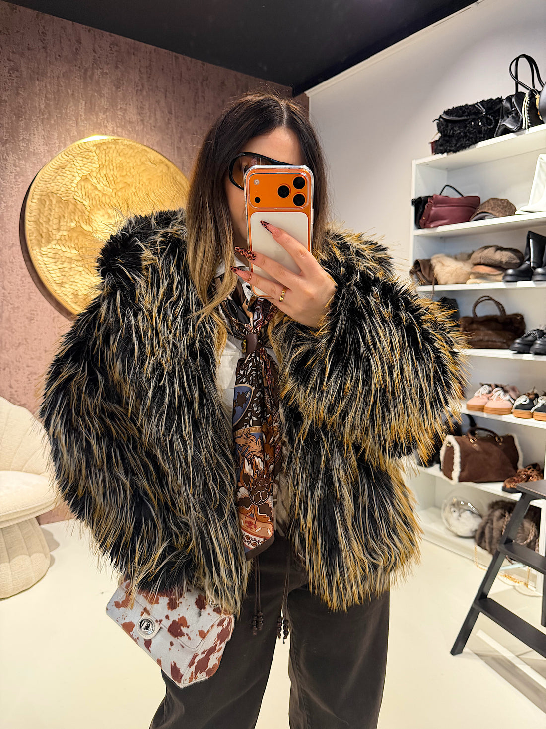 Pelliccia Ecologica con Dettaglio Nero – Oversize Glam - R.a. Boutique