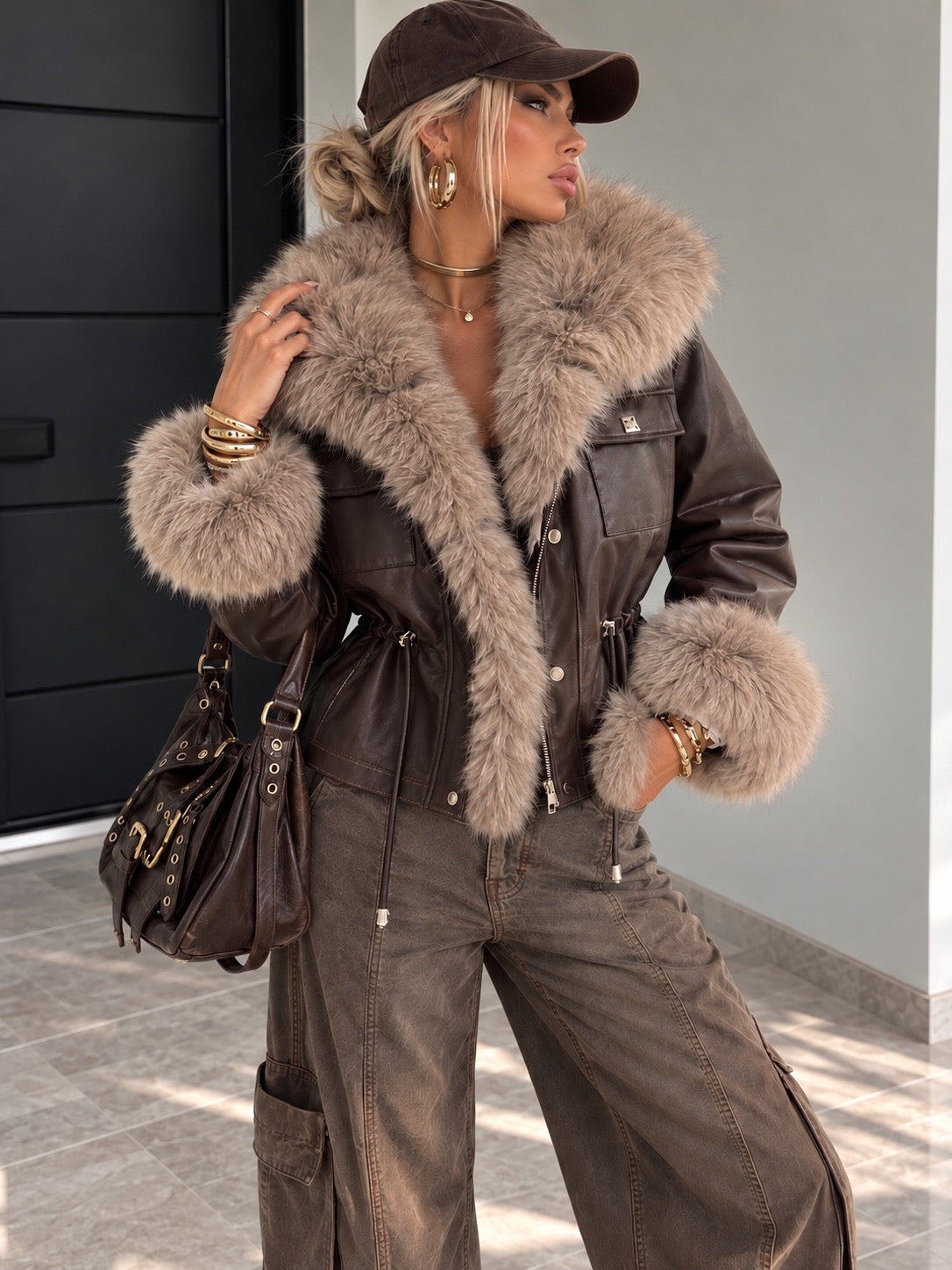 Giacca Marrone Effetto Pelle con Maxi Collo e Polsini in Pelliccia - R.a. Boutique