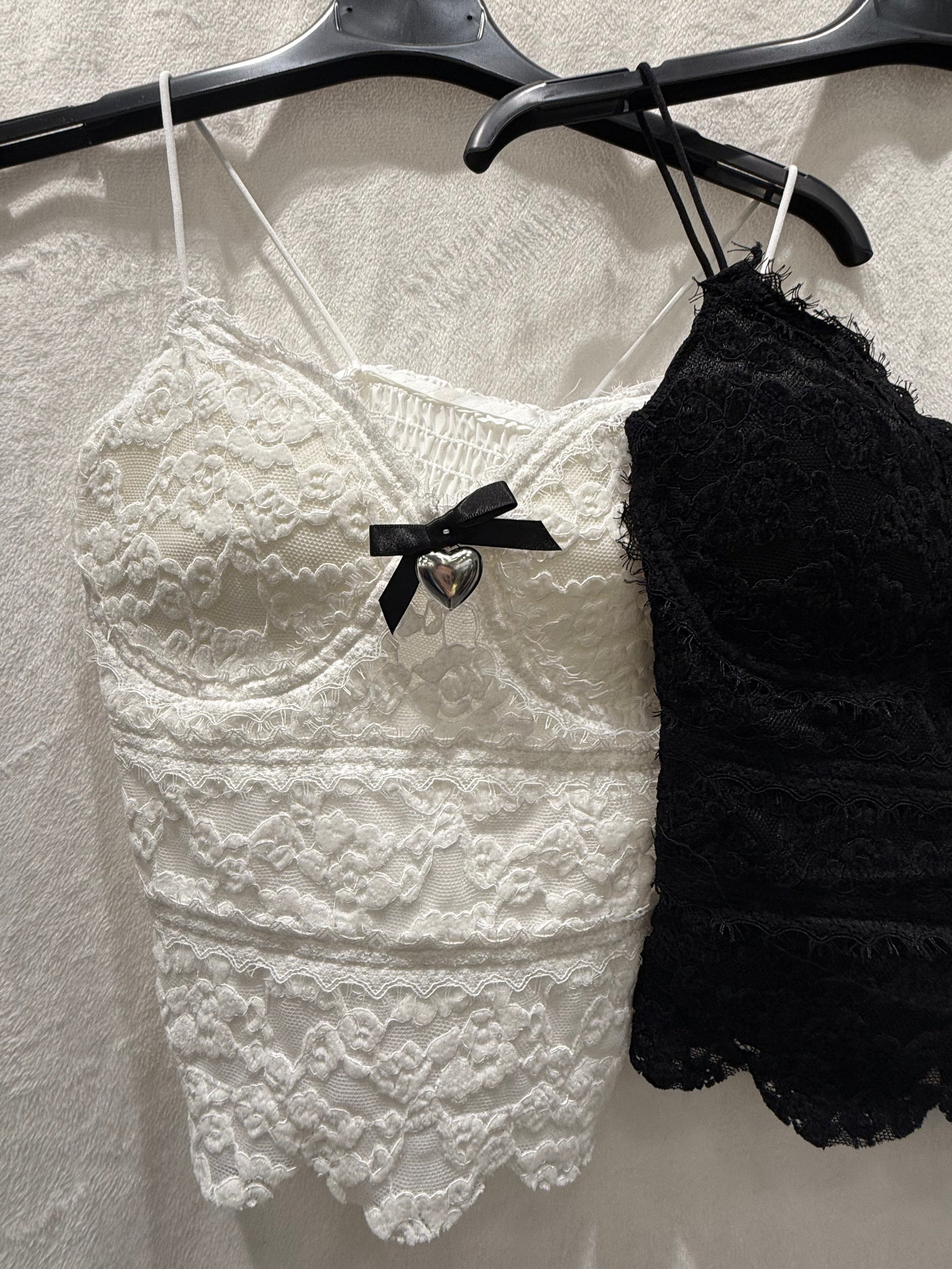 Top in pizzo con fiocco - R.a. Boutique