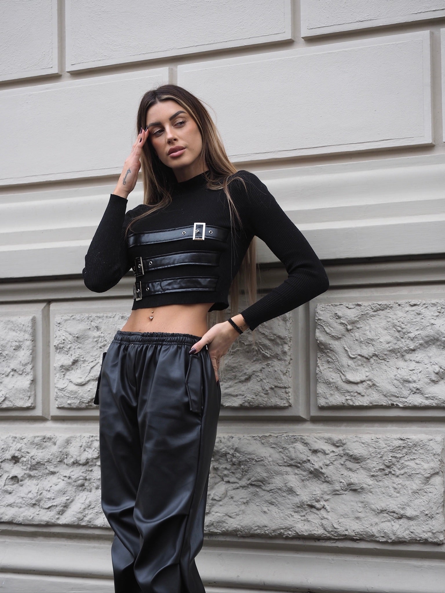 Maglioncino nero con fibbie - R.a. Boutique 