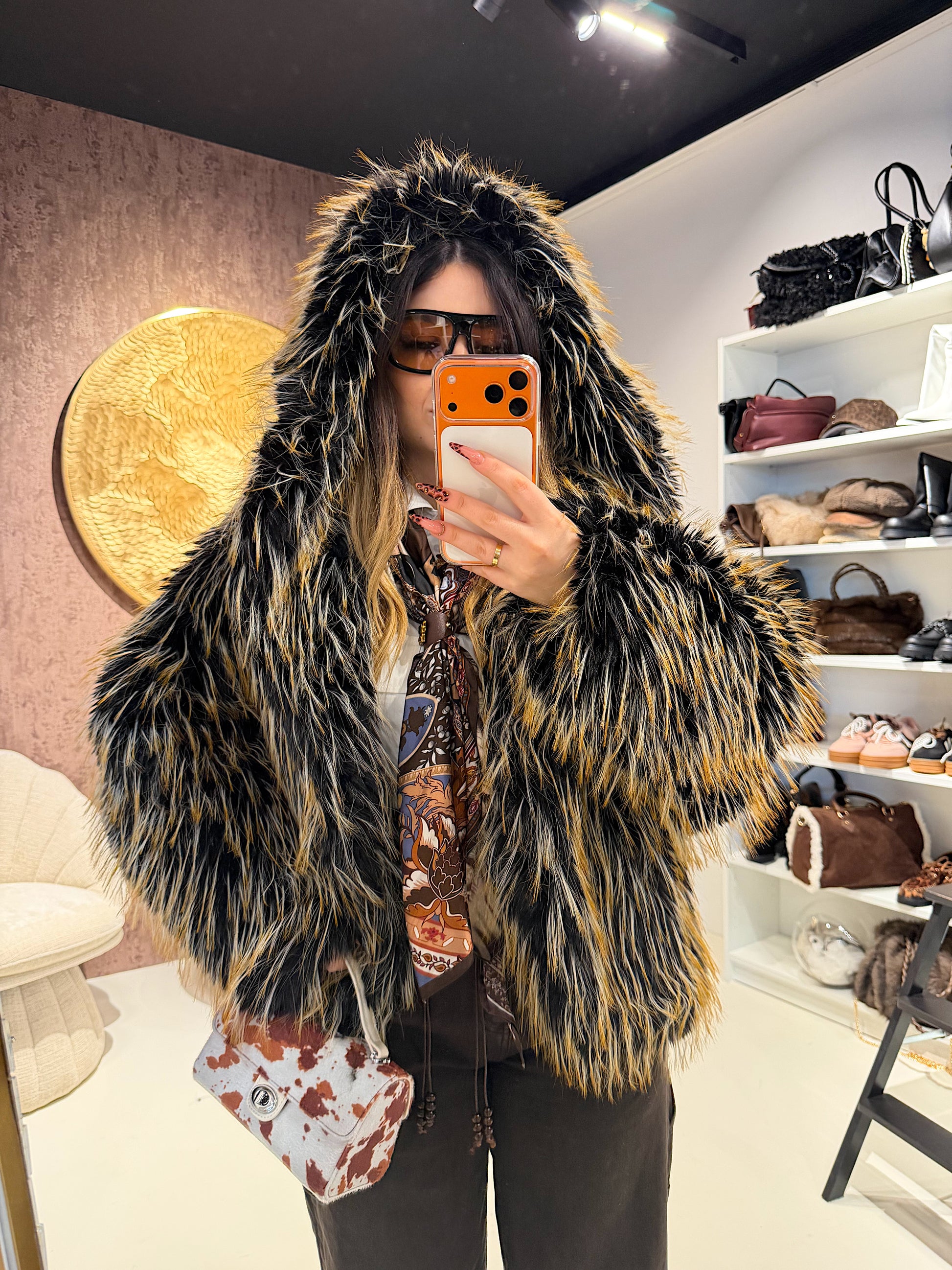 Pelliccia Ecologica con Dettaglio Nero – Oversize Glam - R.a. Boutique