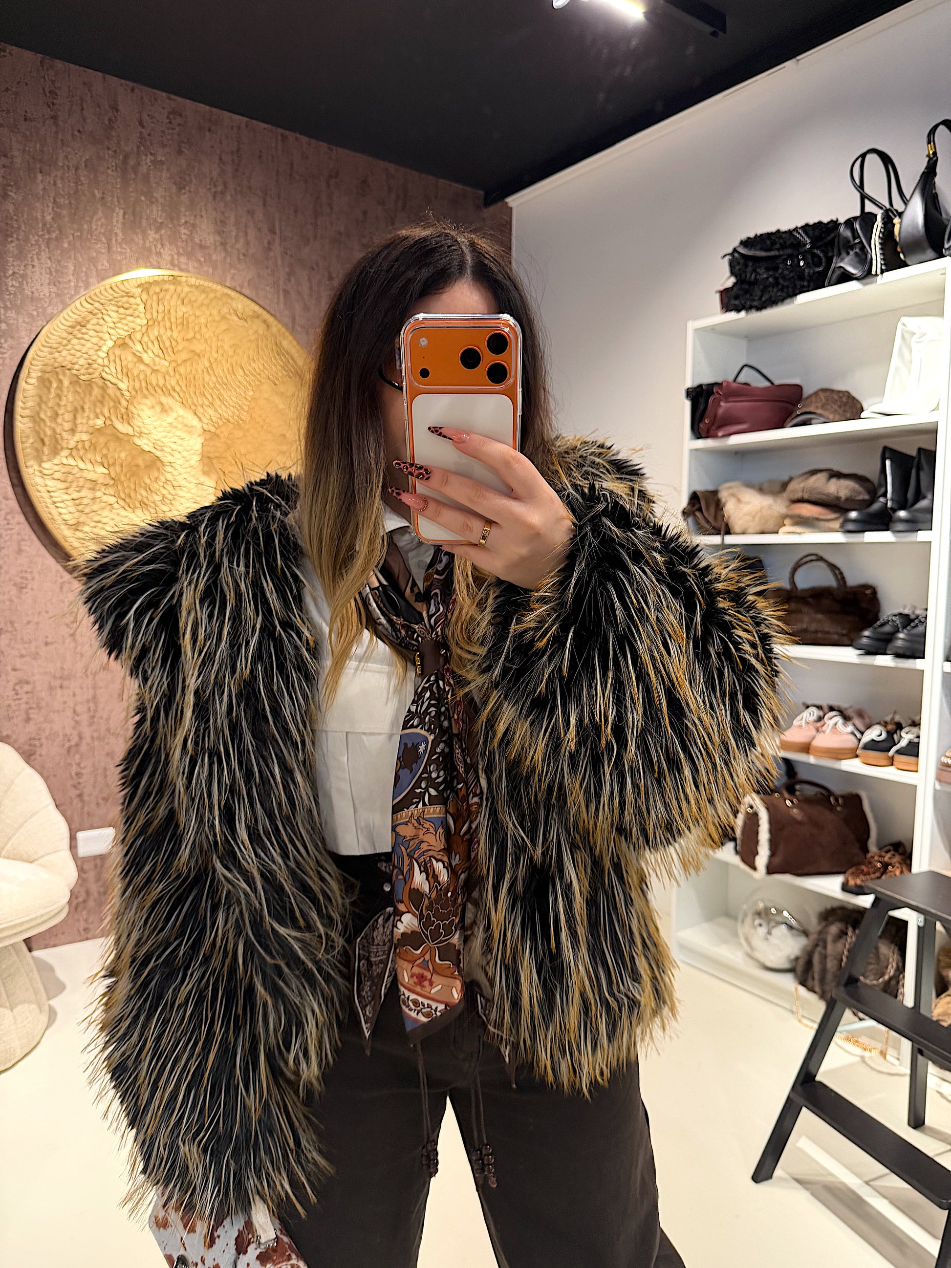 Pelliccia Ecologica con Dettaglio Nero – Oversize Glam - R.a. Boutique