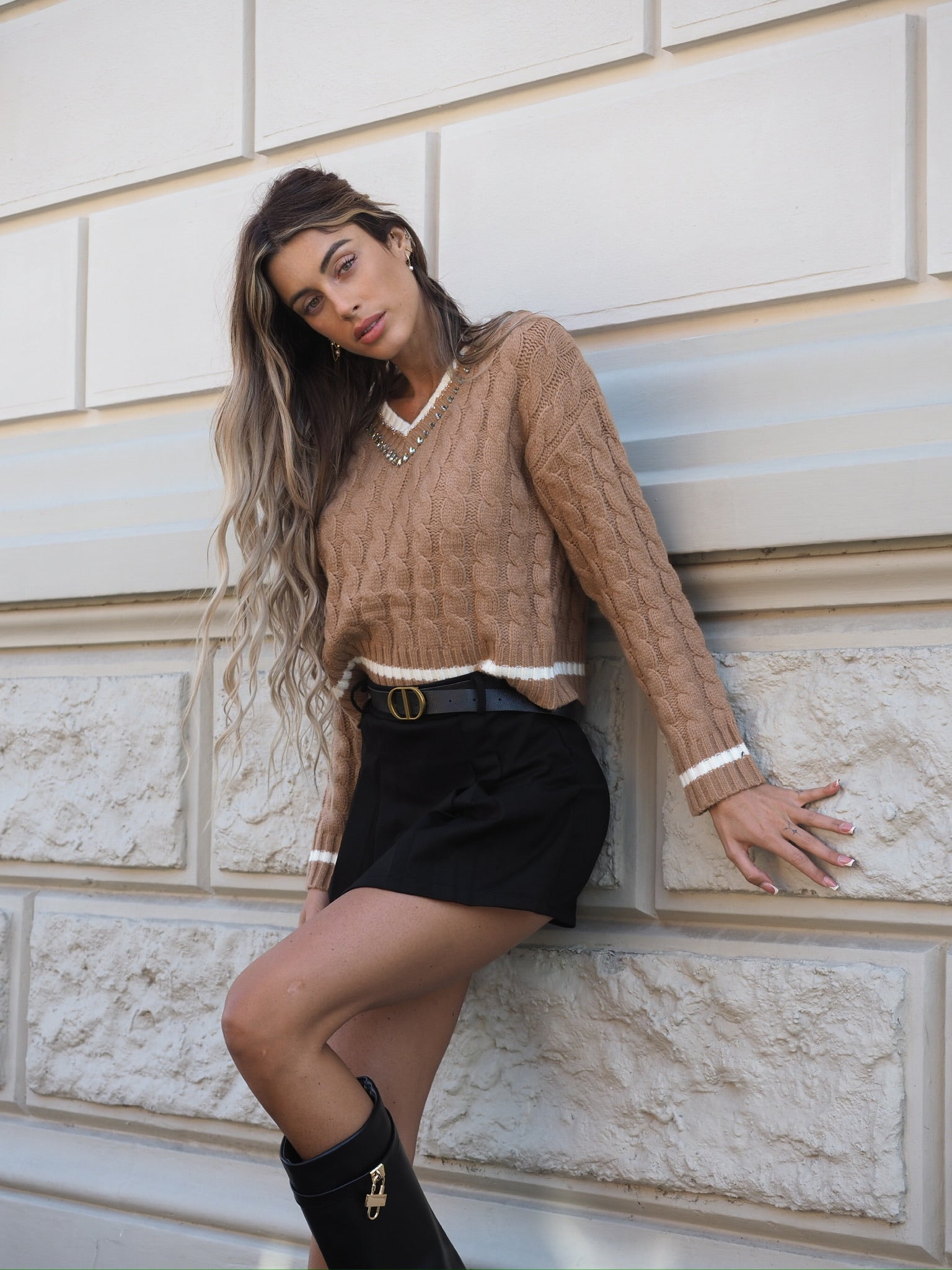 Maglione Camel con scollo e strass - R.a. Boutique 