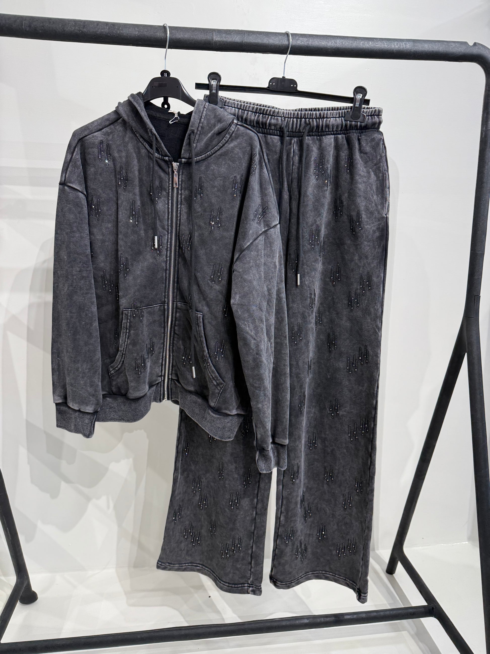 Completo con felpa over e brillantini pantalone a zampa - R.a. Boutique