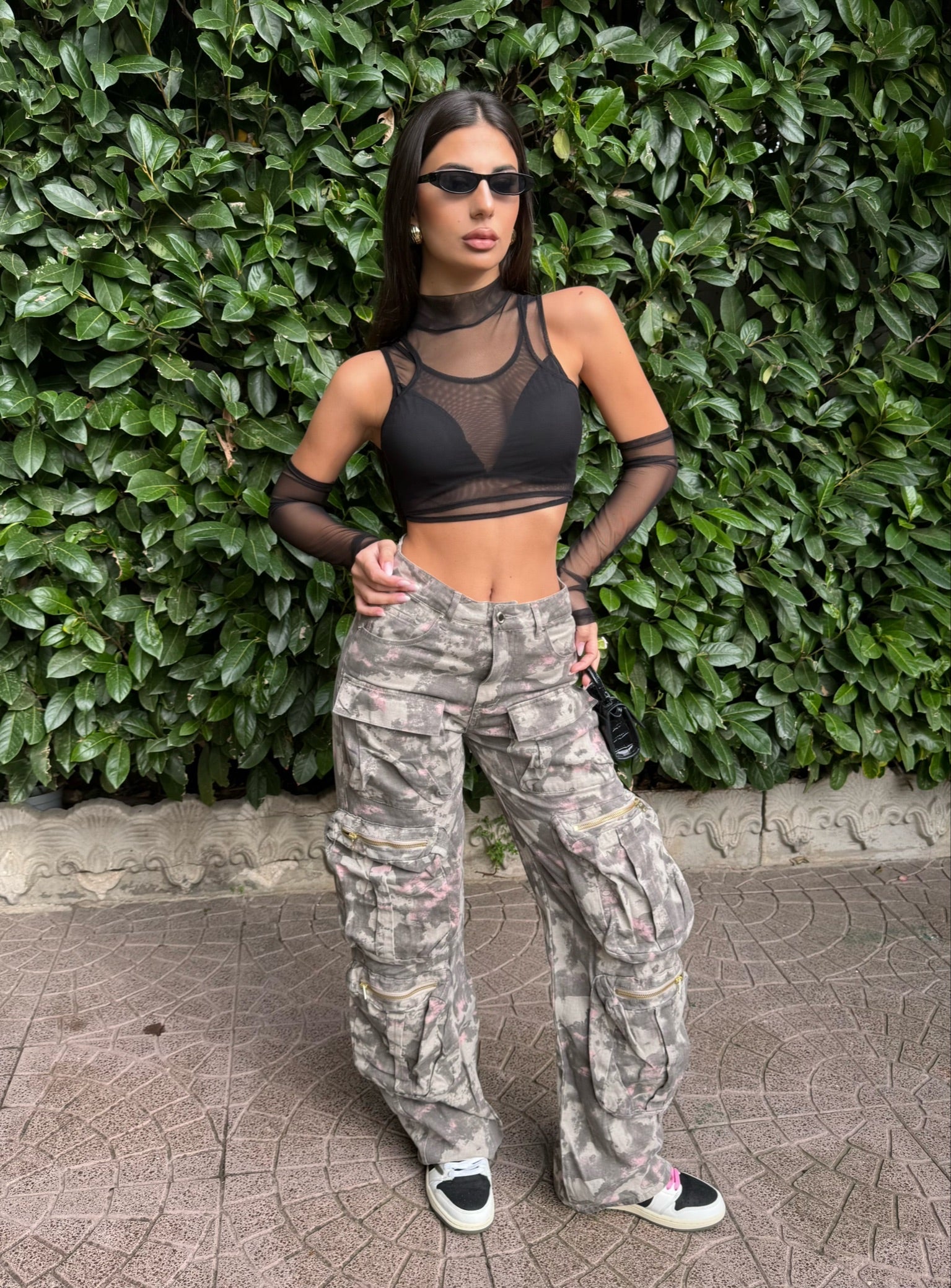 Top nero in velo con manicotti - R.a. Boutique 