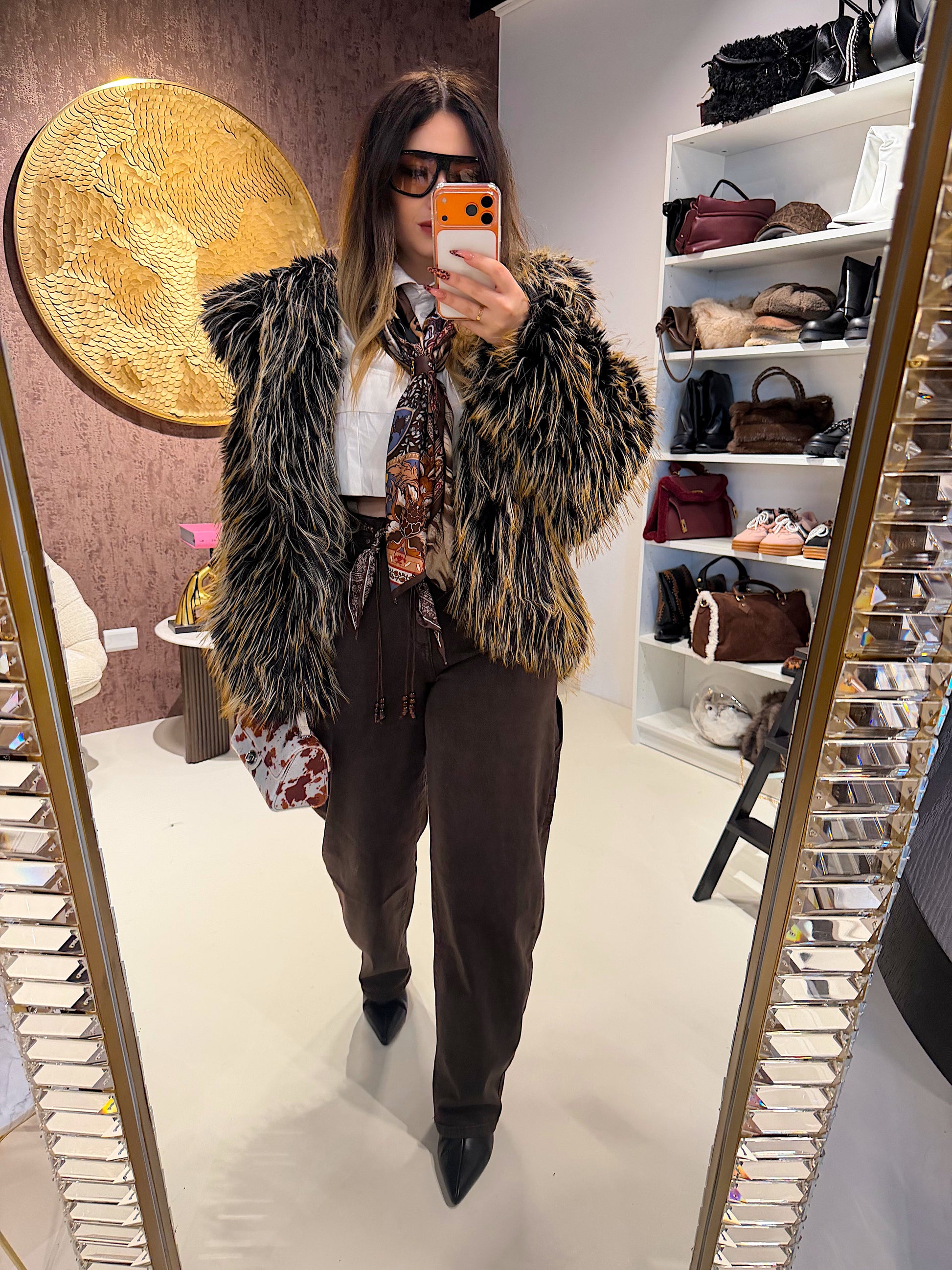 Pelliccia Ecologica con Dettaglio Nero – Oversize Glam - R.a. Boutique