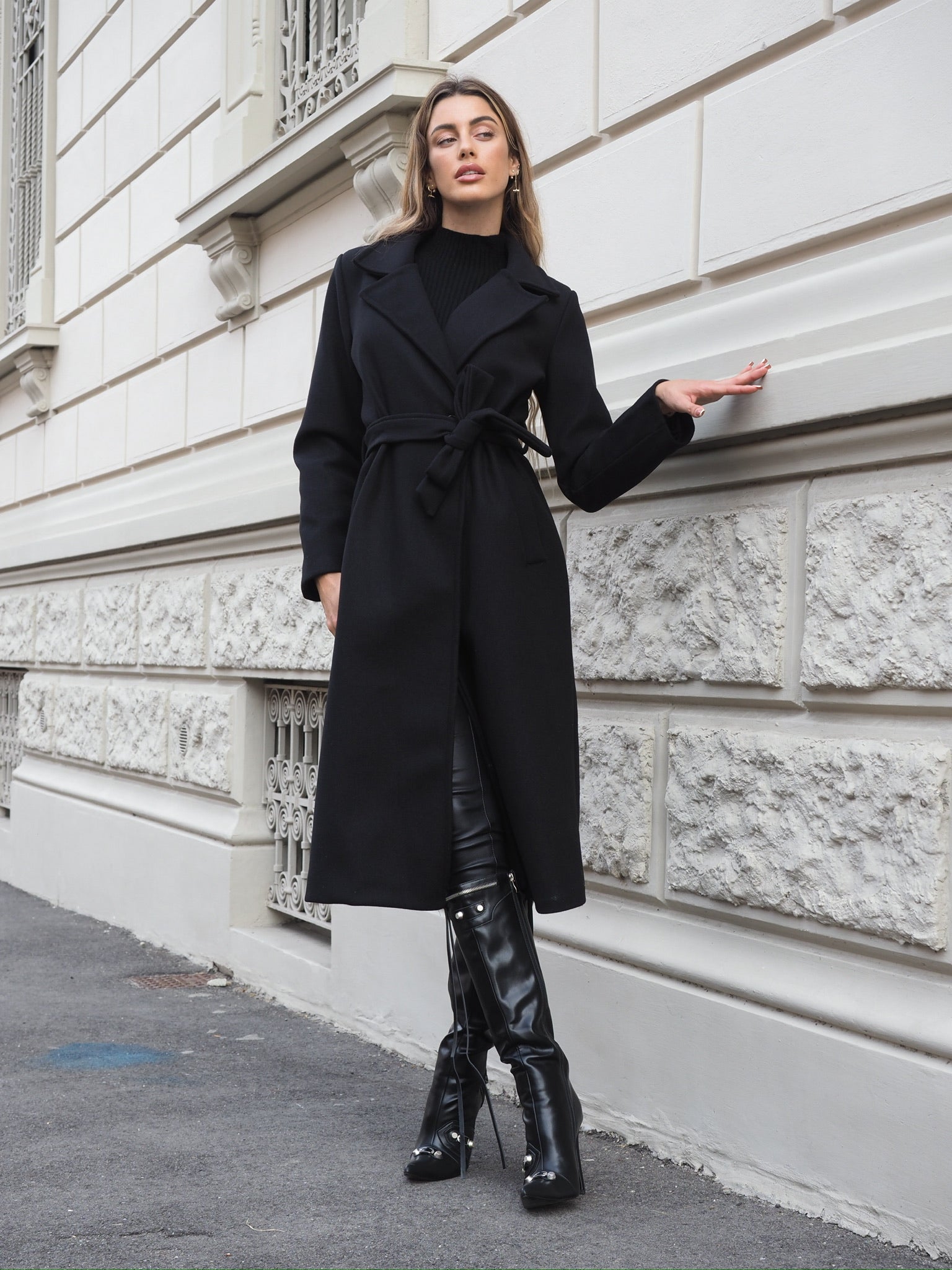 Cappotto nero con cintura - R.a. Boutique 