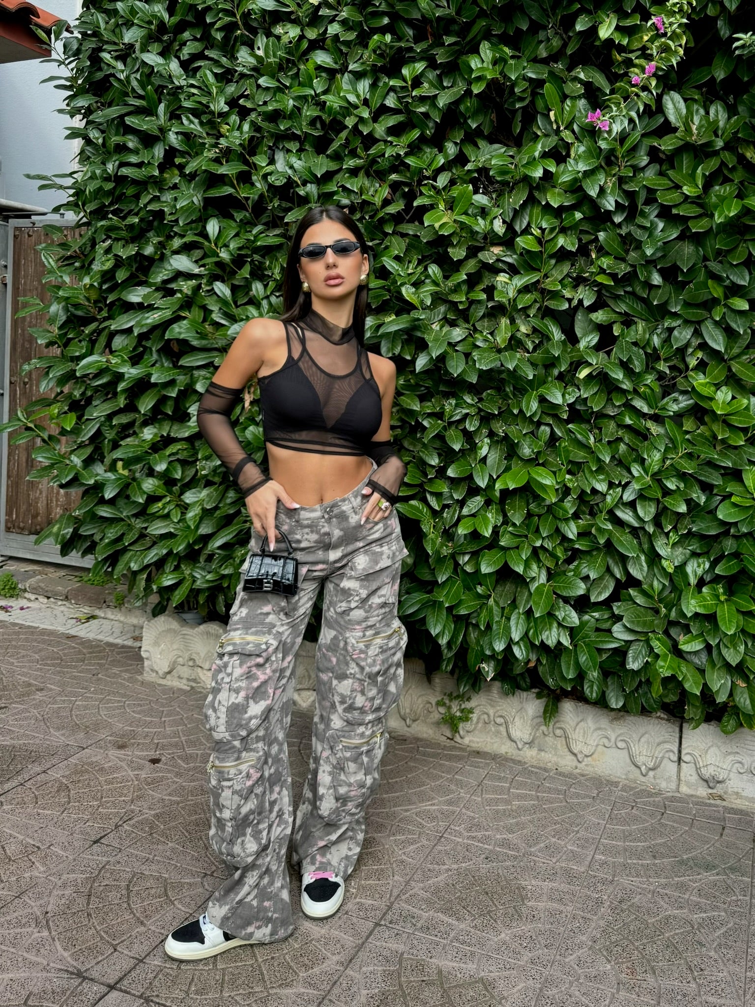 Top nero in velo con manicotti - R.a. Boutique 