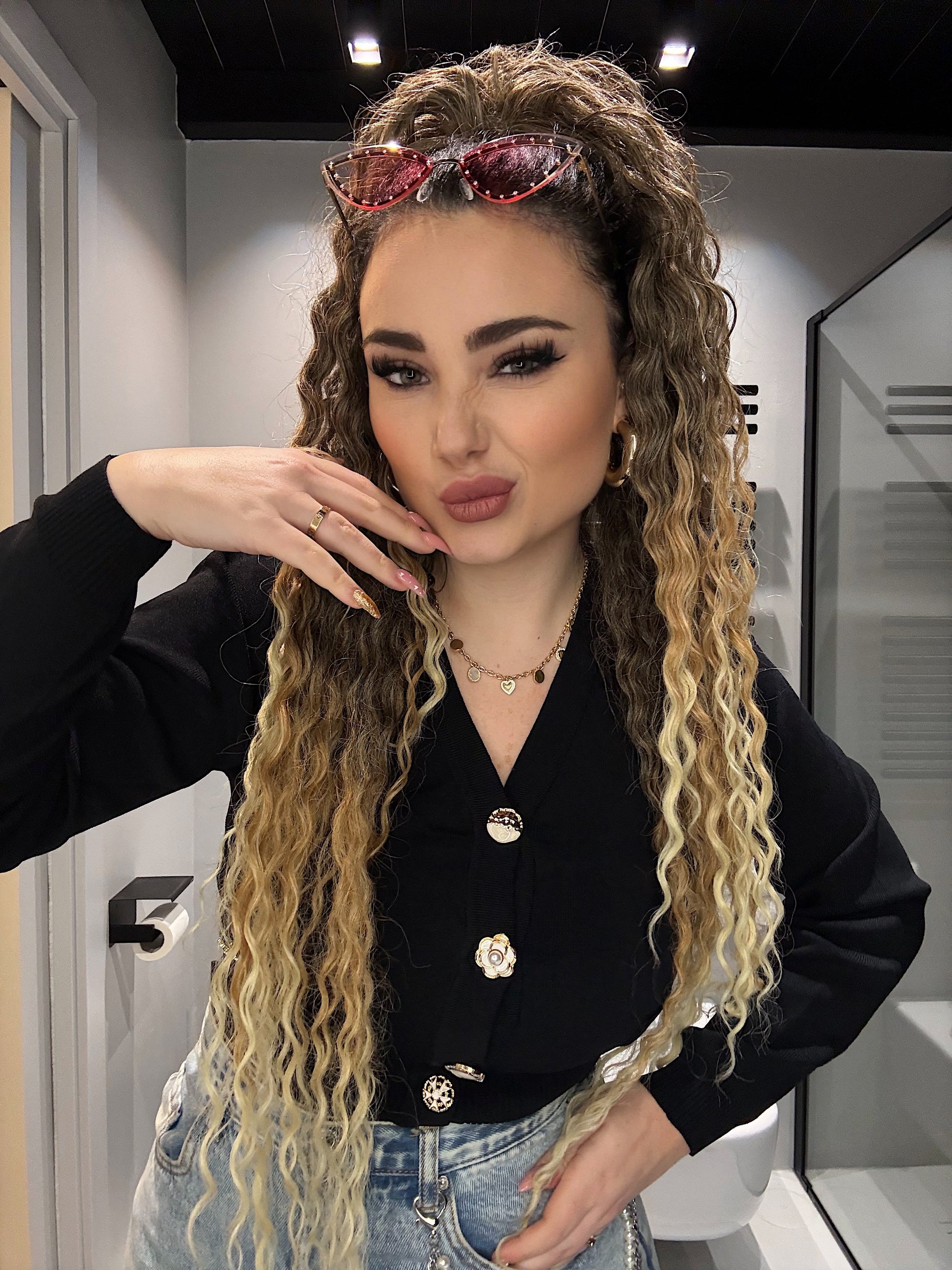 Maglioncino nero a V con bottoni gioiello - R.a. Boutique