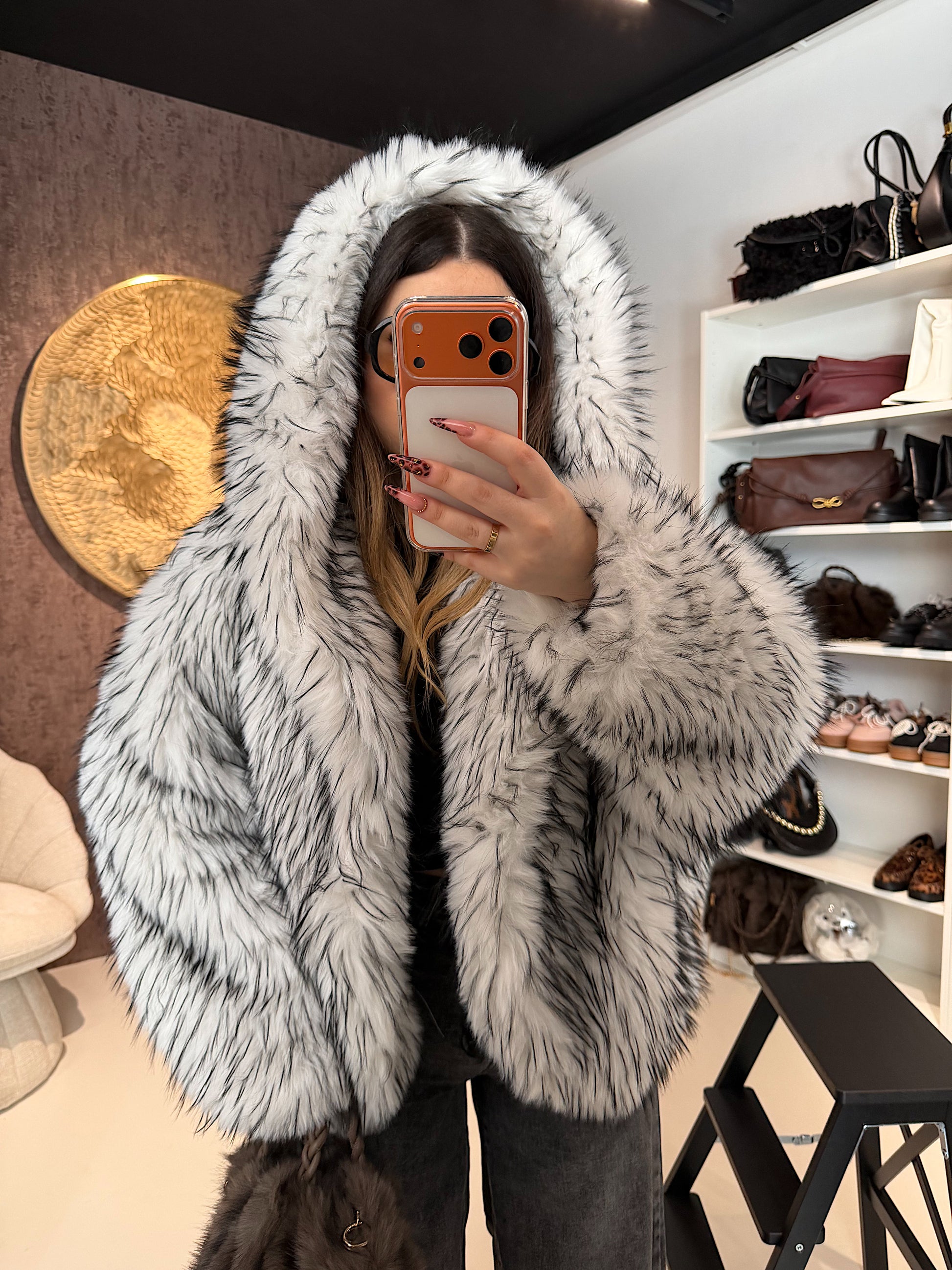 Pelliccia Ecologica con Dettaglio Nero – Oversize Glam - R.a. Boutique