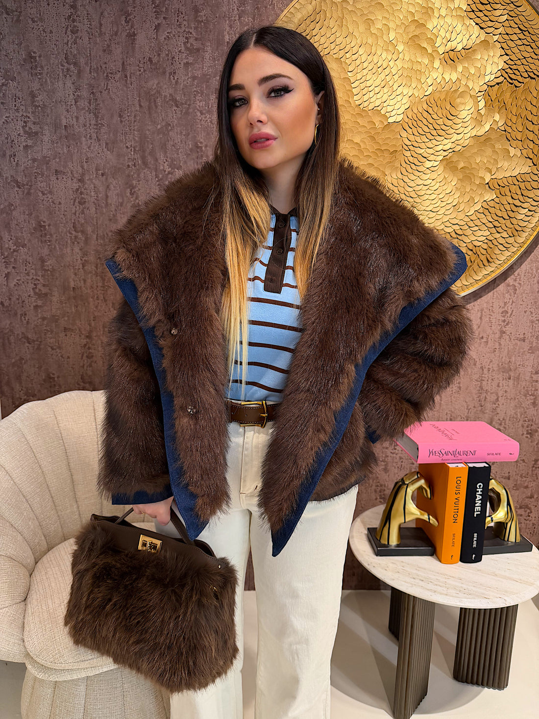 Giacca in ecopelliccia e jeans