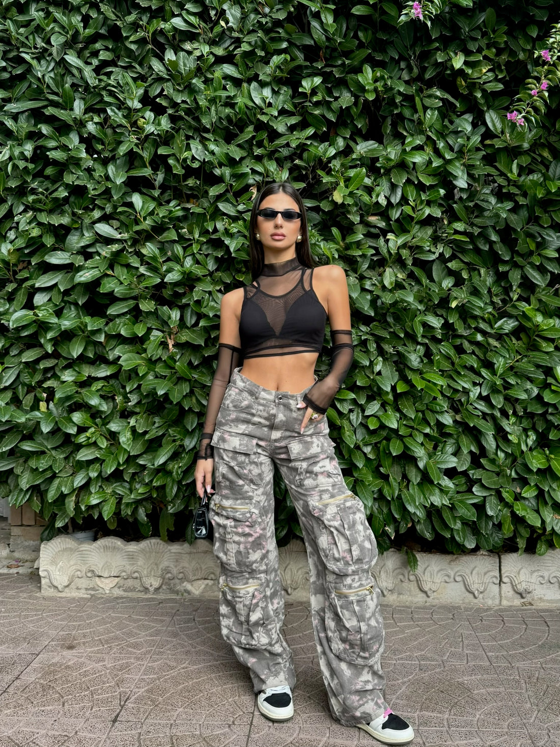 Top nero in velo con manicotti - R.a. Boutique 