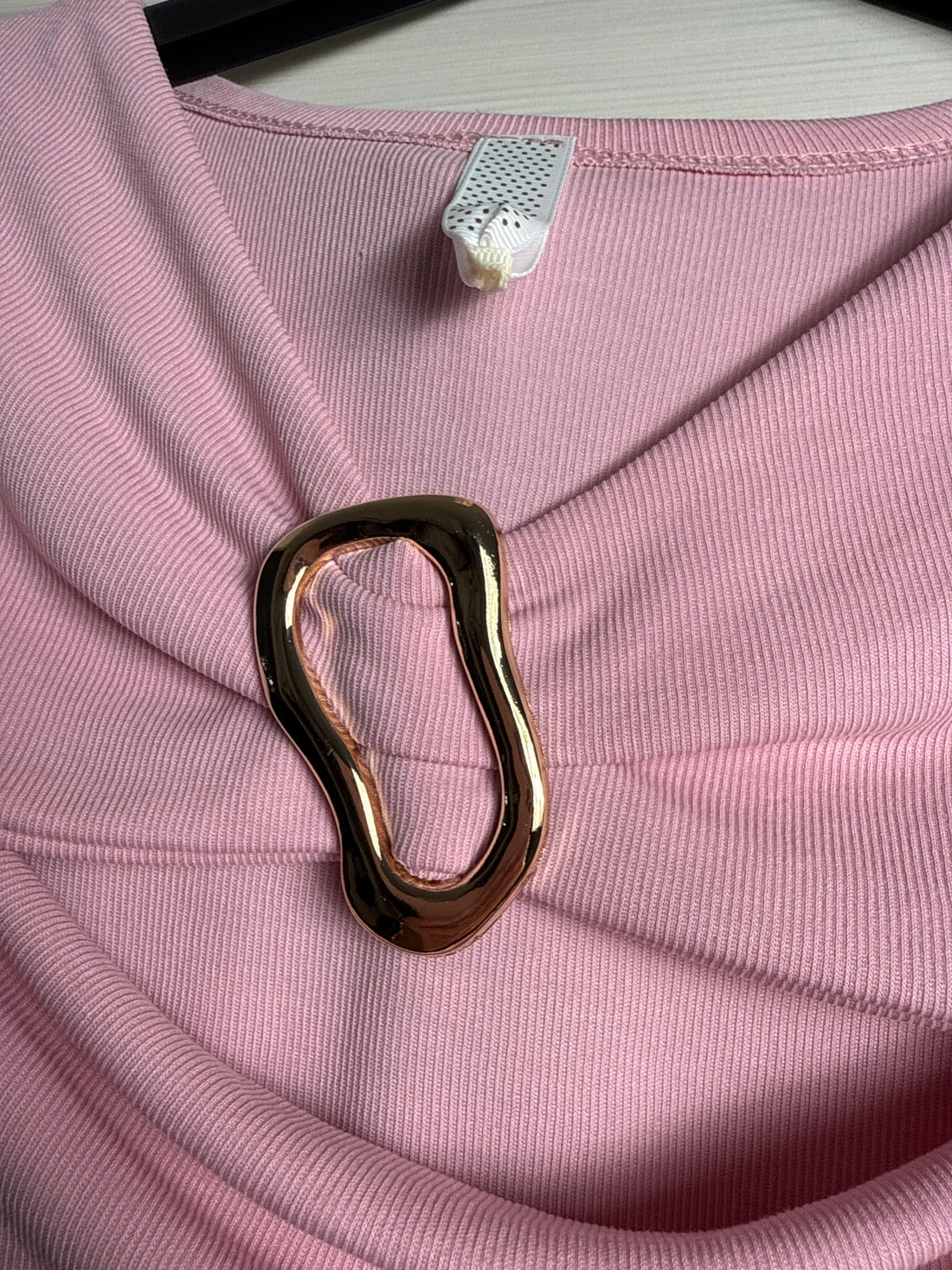 Maglia con spacco e gioiello oro - R.a. Boutique