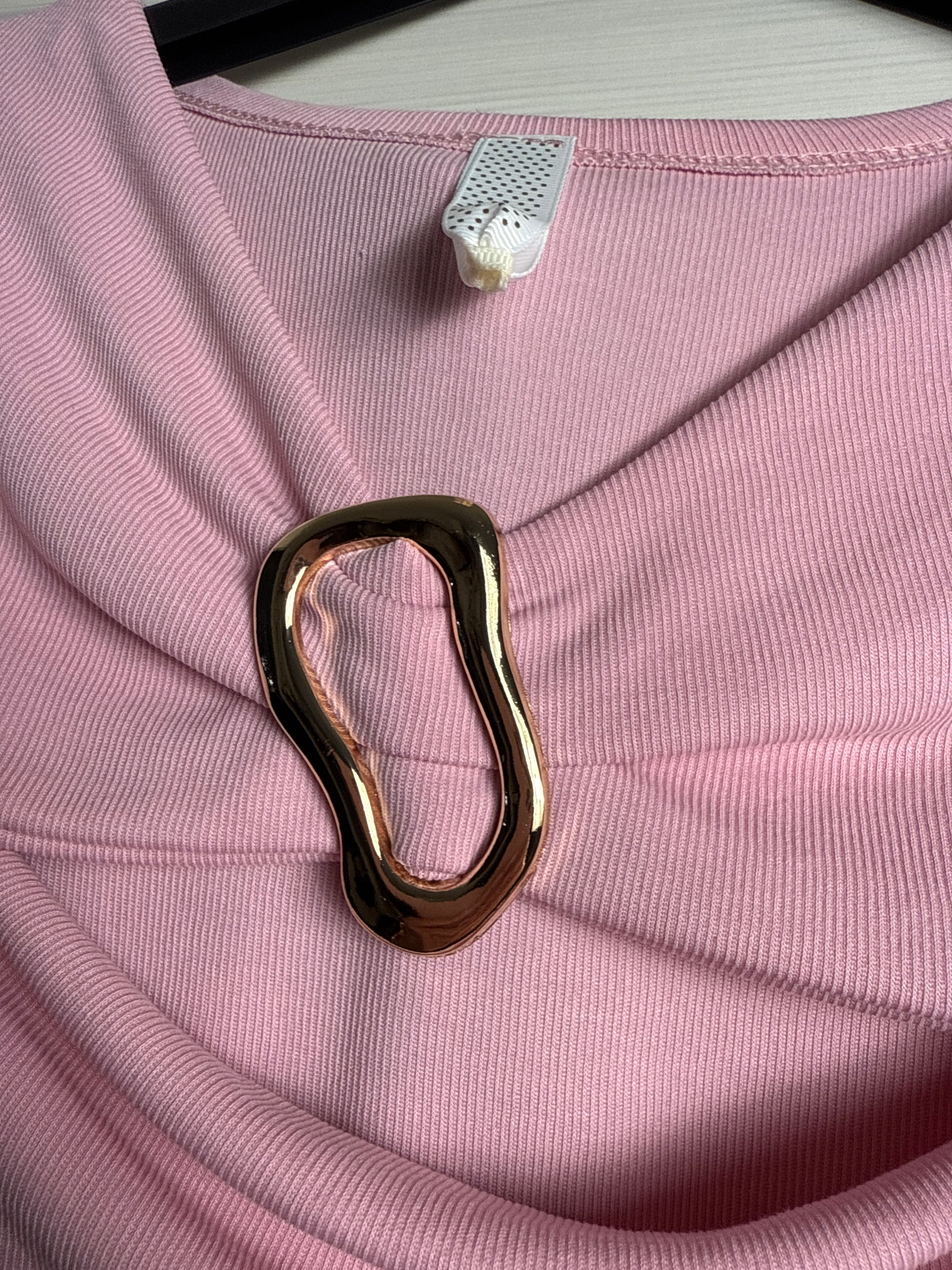 Maglia con spacco e gioiello oro - R.a. Boutique