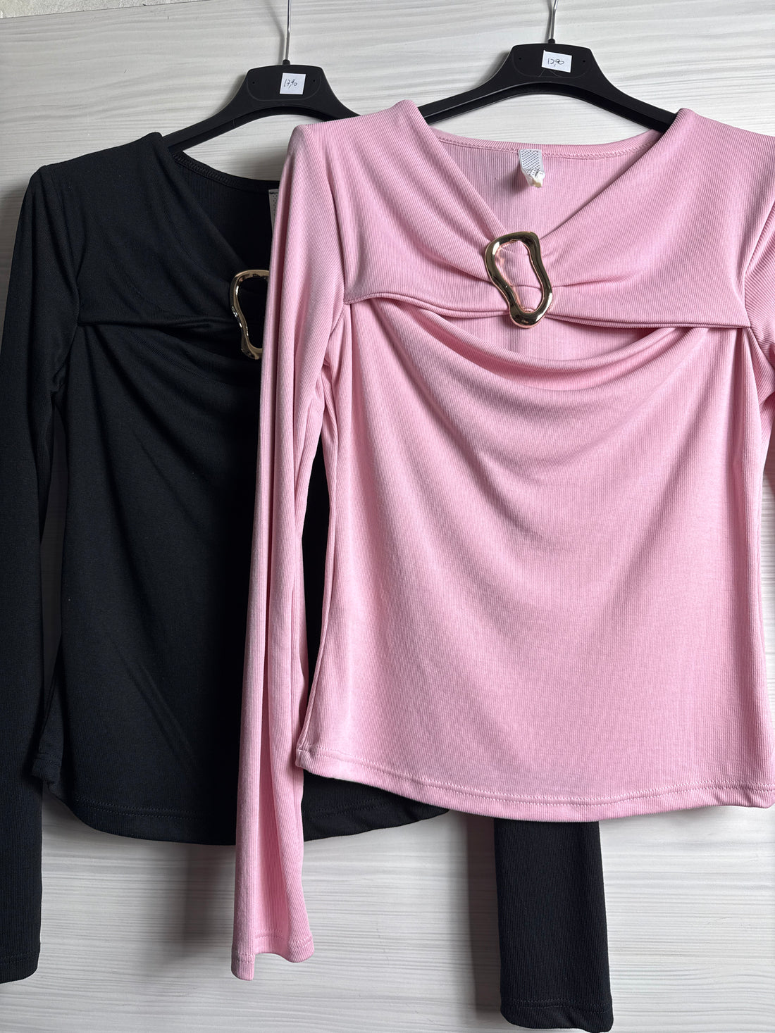 Maglia con spacco e gioiello oro - R.a. Boutique