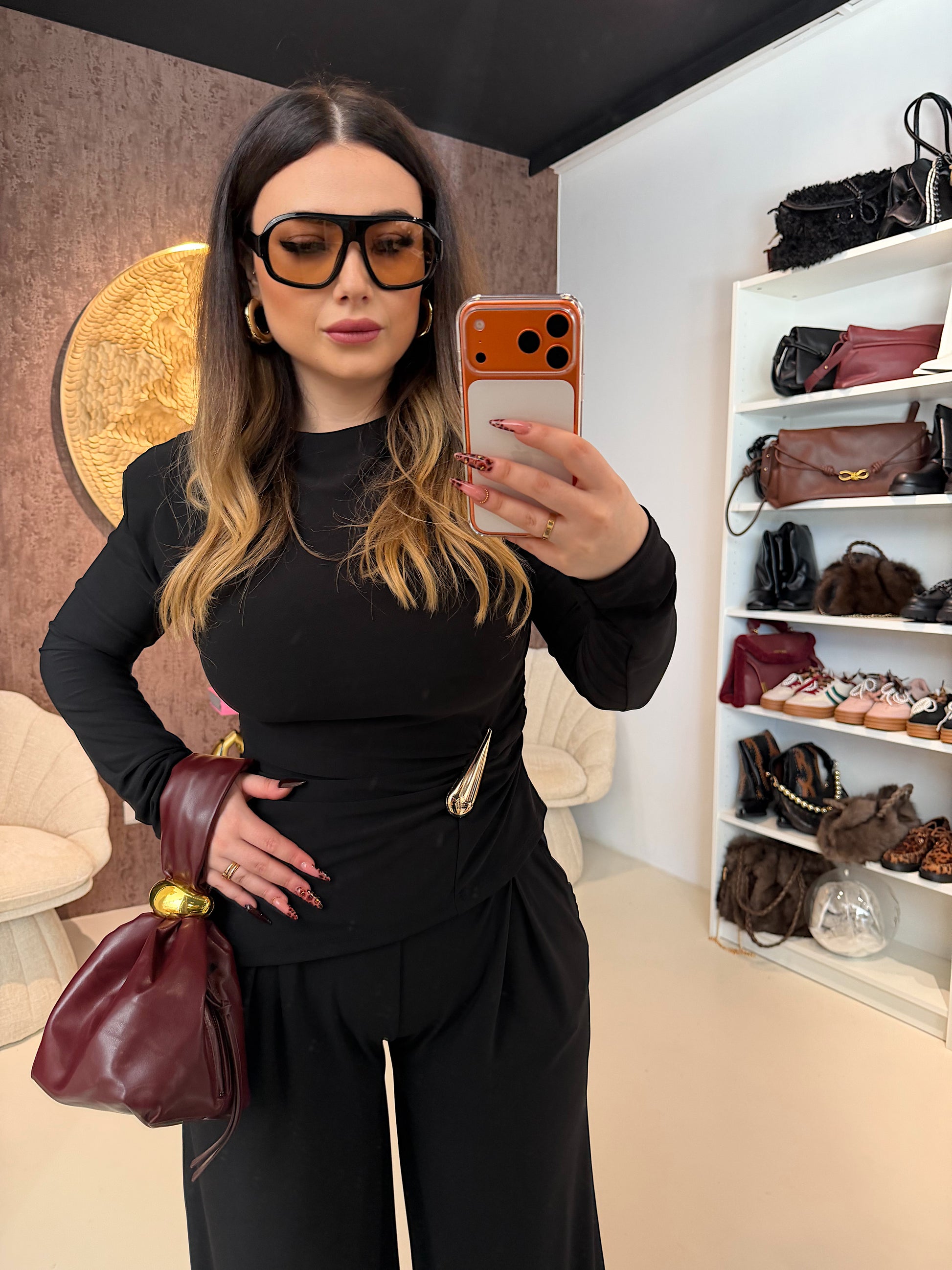 Completo due pezzi con dettaglio oro e spalline imbottite - R.a. Boutique