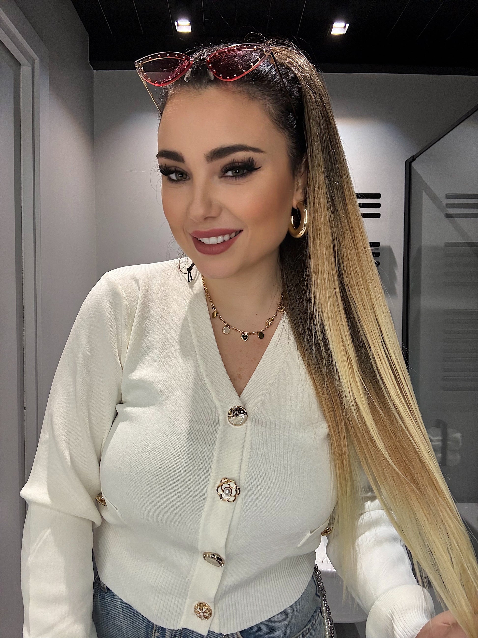 Maglioncino bianco a V con bottoni gioiello - R.a. Boutique