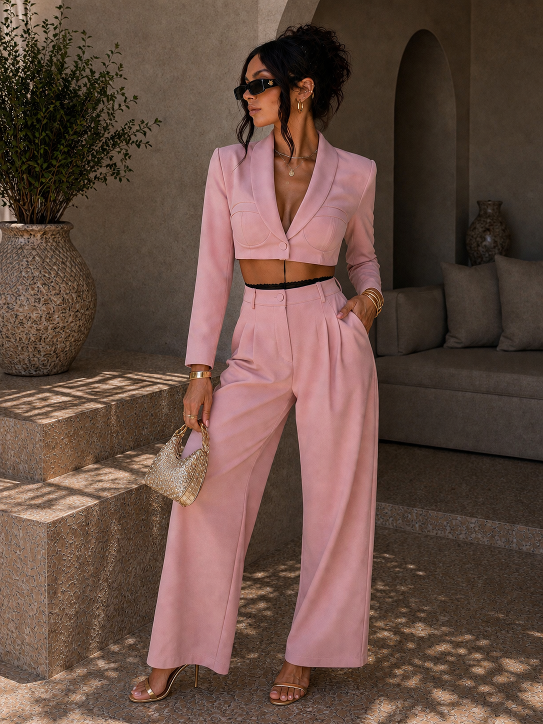 Tailleur giacca e pantalone rosa con dettaglio nero in pizzo - R.a. Boutique