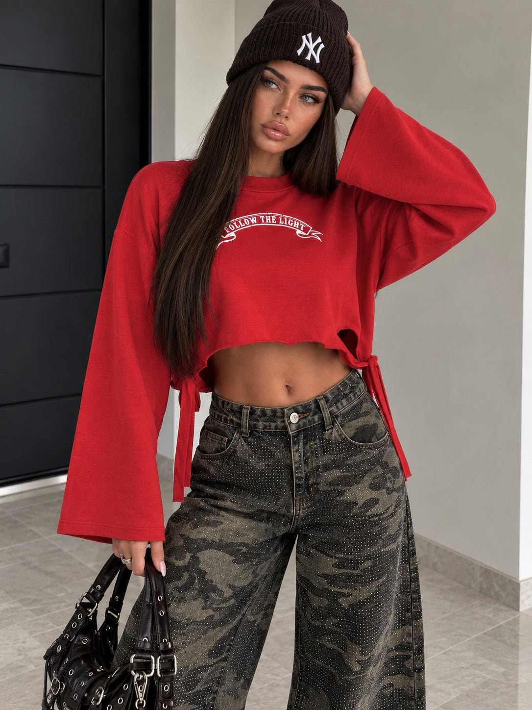 Felpa Crop Rossa con Stampa Bianca e Lacci Laterali - R.a. Boutique