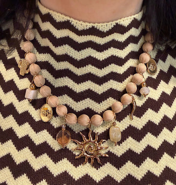 Collana beige con charm