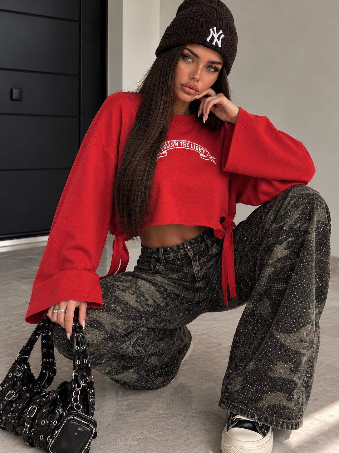 Felpa Crop Rossa con Stampa Bianca e Lacci Laterali - R.a. Boutique