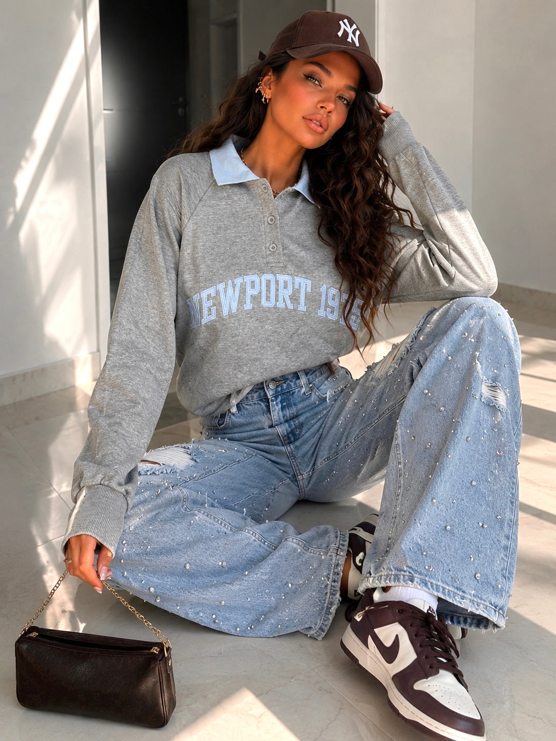 Jeans con strappi e borchiette