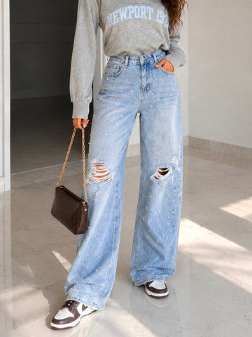 Jeans con strappi e borchiette