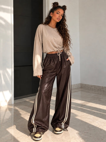 Pantalone Moka Effetto Satinato con Bande Laterali