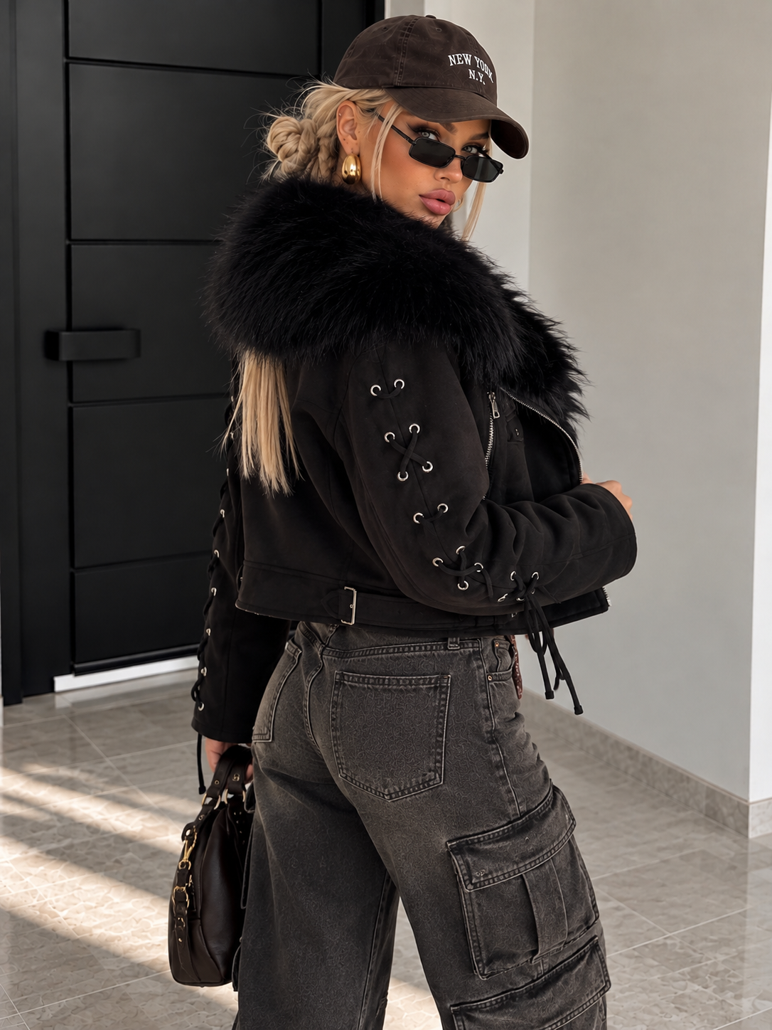 Giacca Nera Crop con Maxi Collo in Pelliccia e Lacci