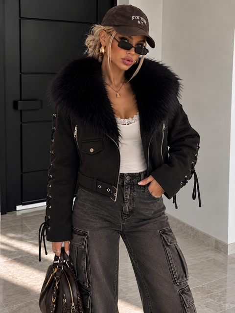 Giacca Nera Crop con Maxi Collo in Pelliccia e Lacci