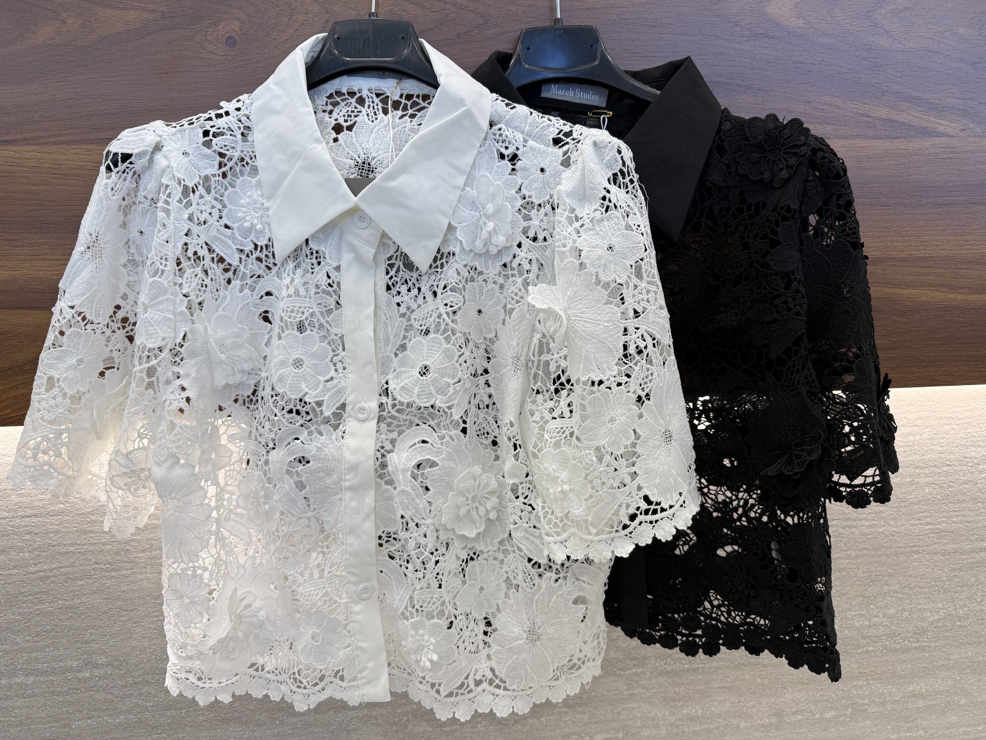 Camicia con pizzo e fiori - R.a. Boutique