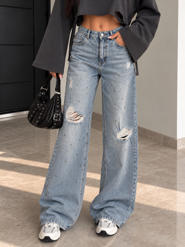 Jeans con strappi e borchiette