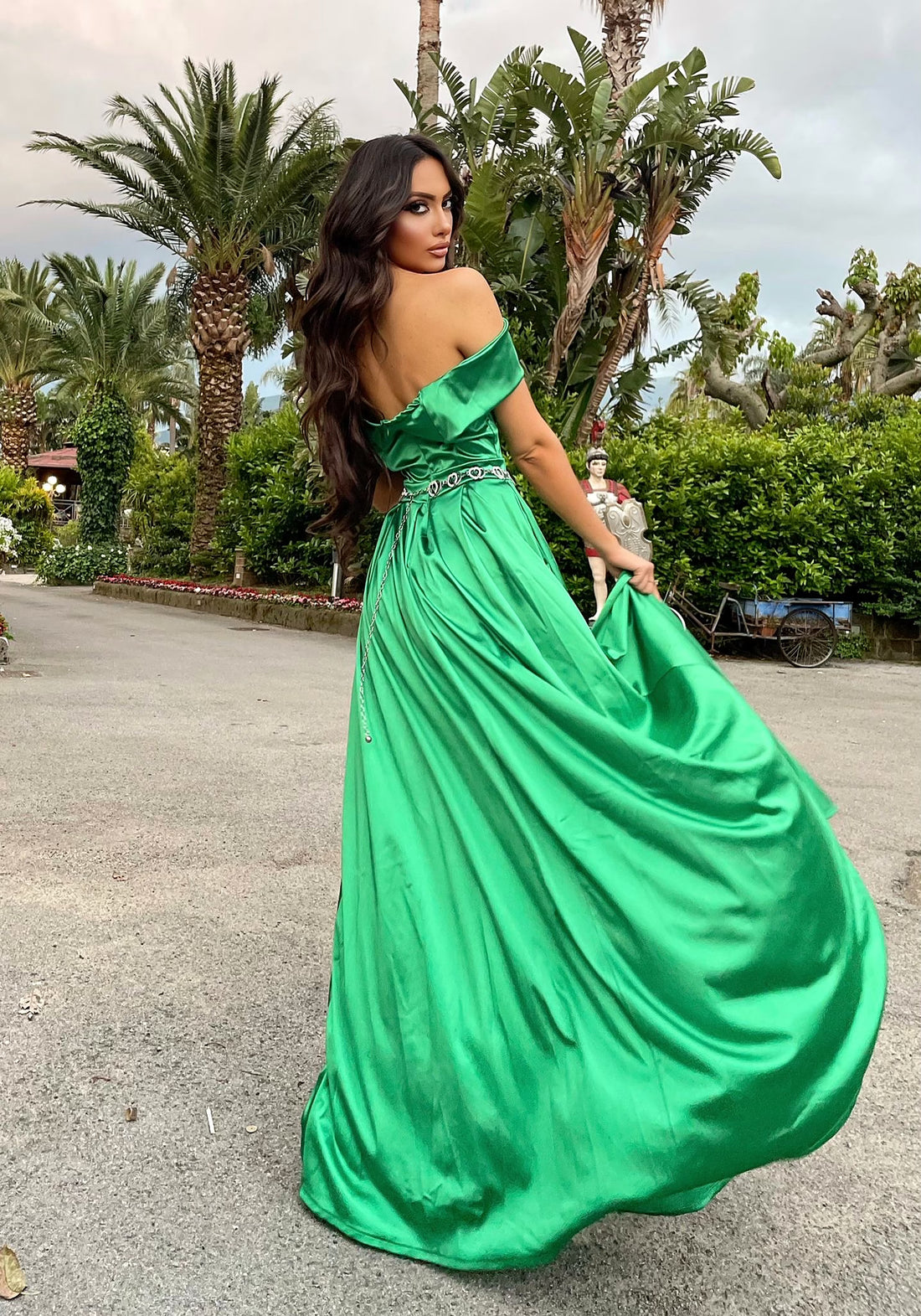 Abito in raso verde smeraldo scollo a barchetta - R.a. Boutique 