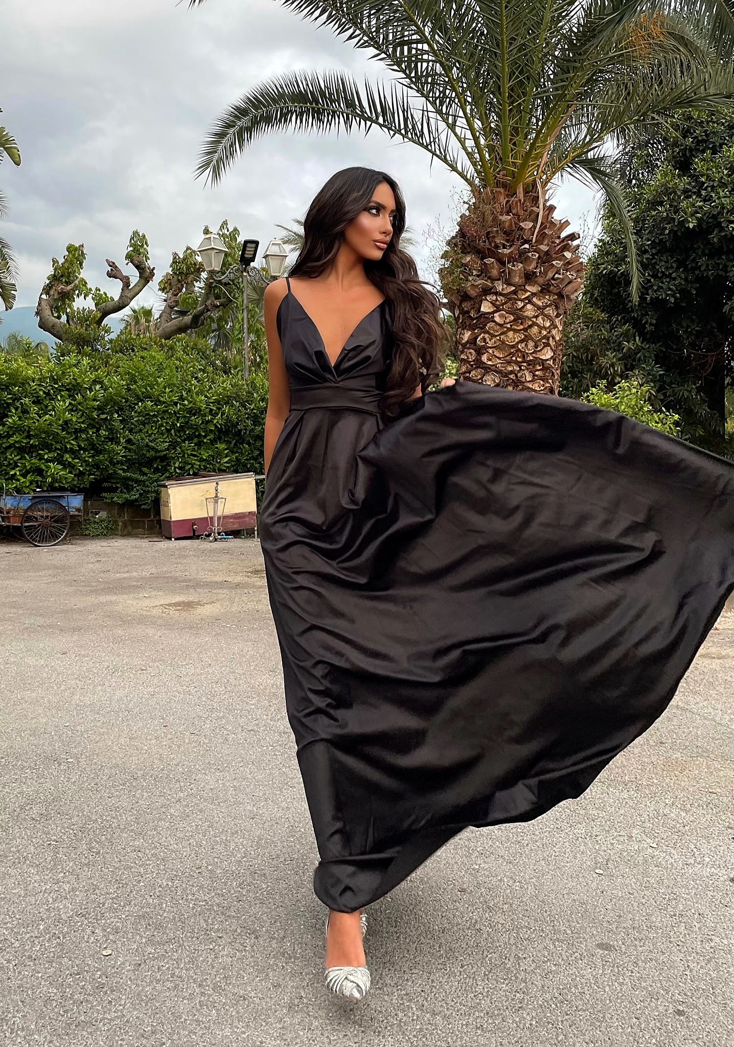 Abito in raso lungo con maxi gonna Nero - R.a. Boutique 