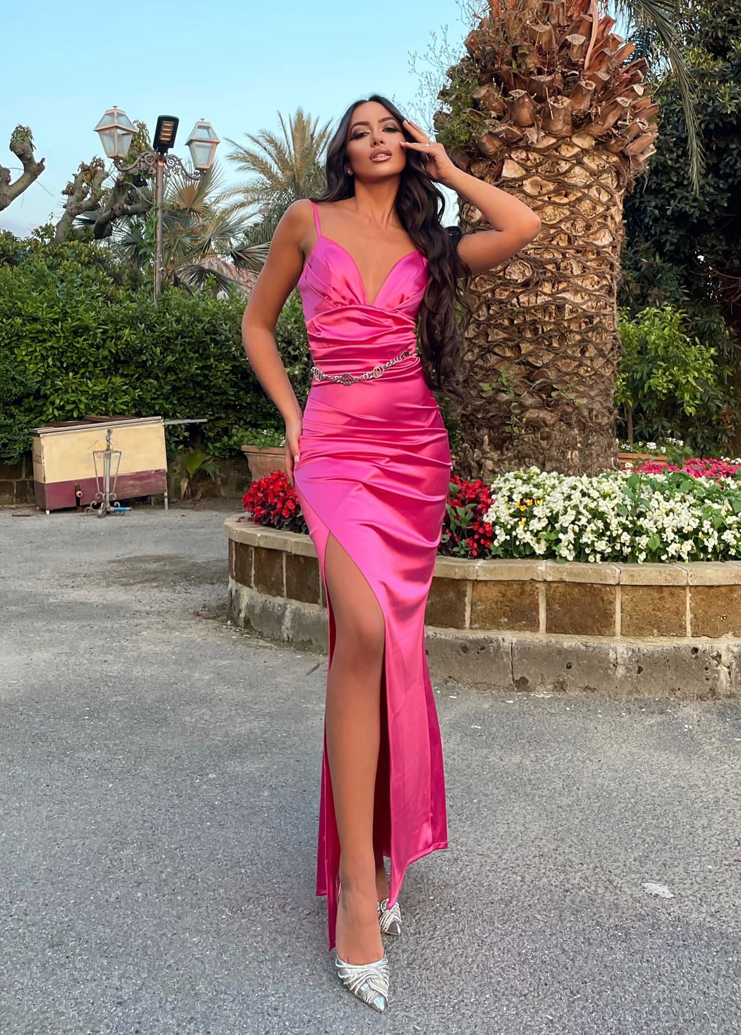 Abito in raso fuxia con drappeggio - R.a. Boutique 