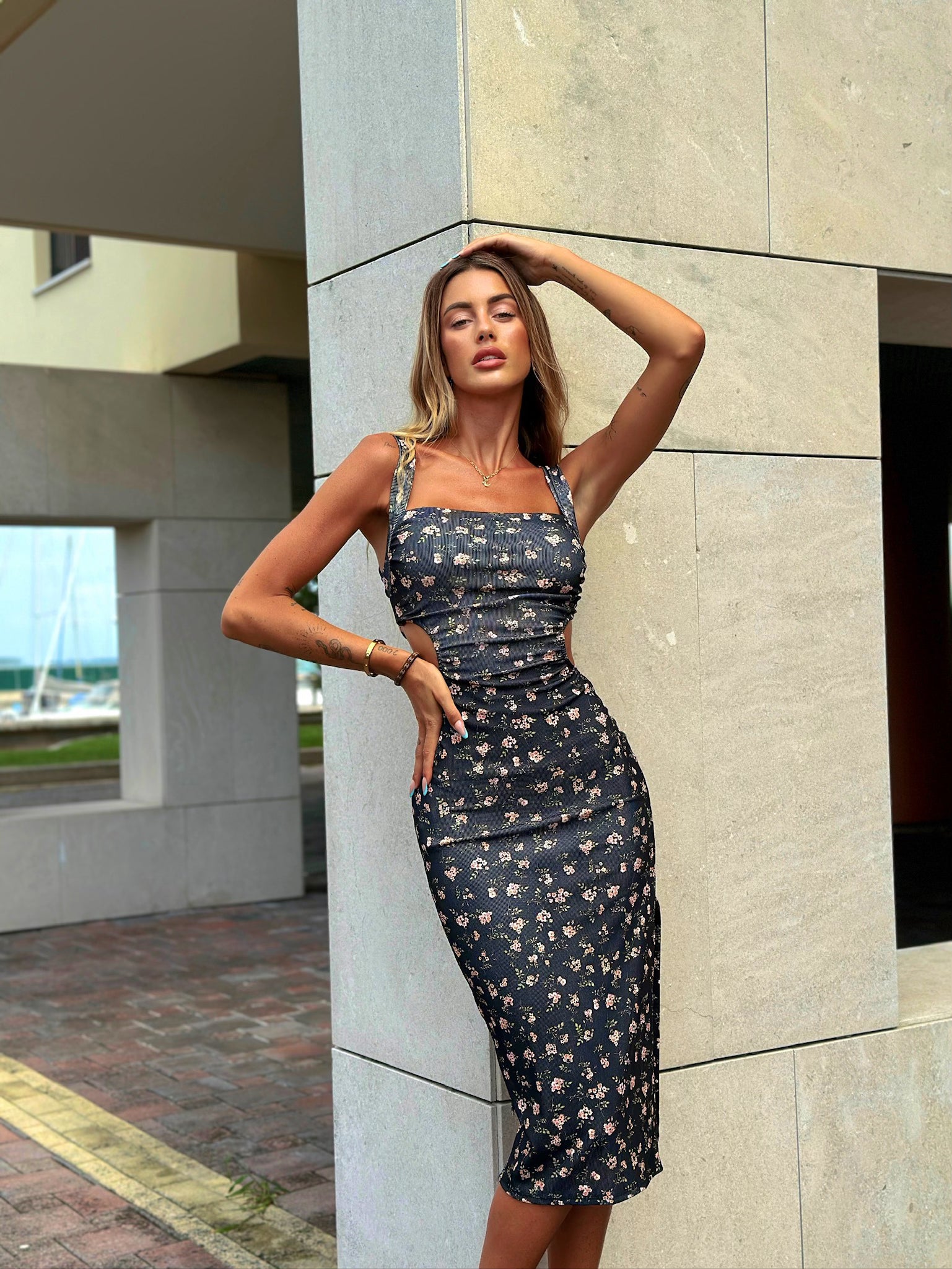 Abito midi nero fiori pesca schiena incrociata - R.a. Boutique 