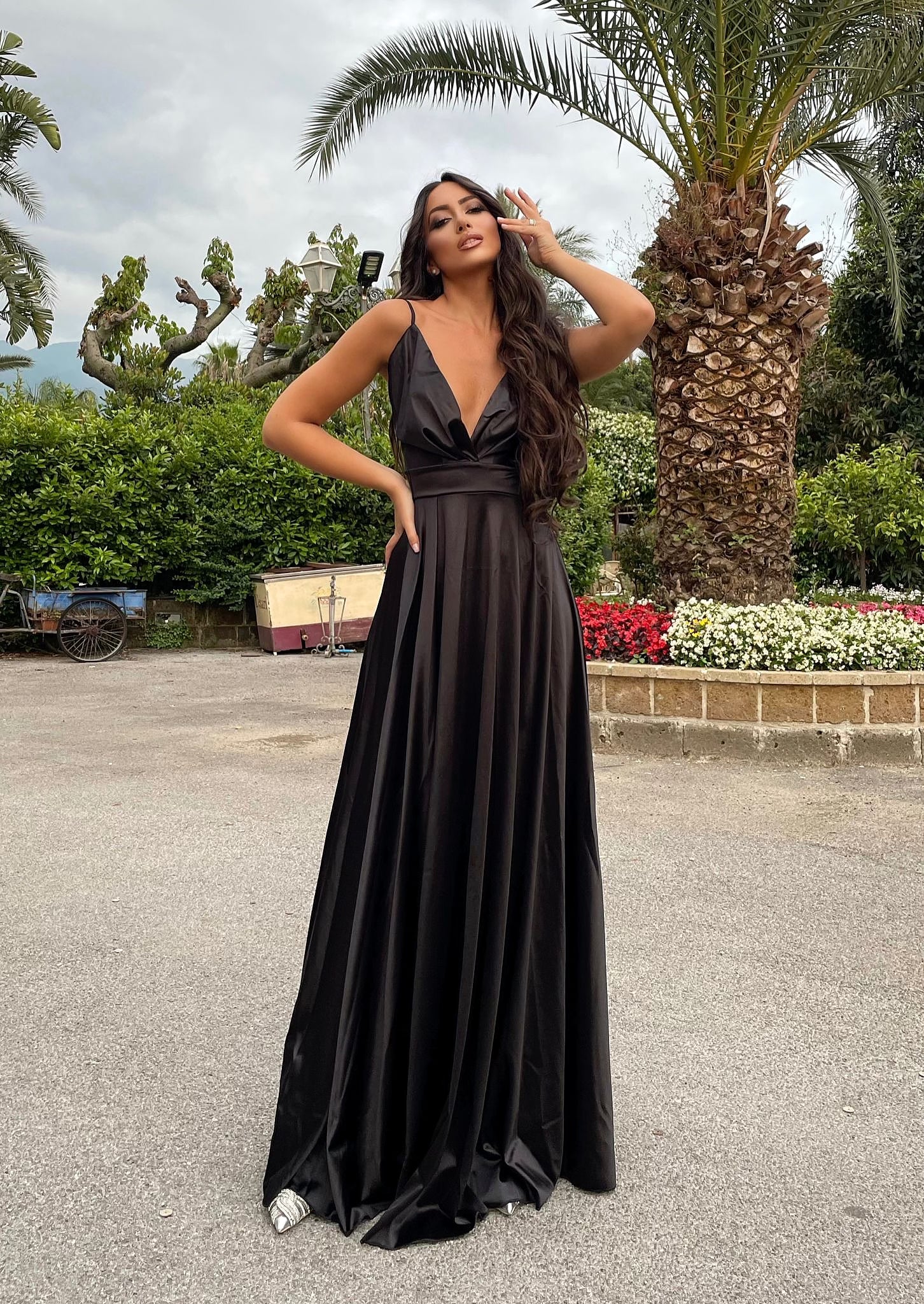 Abito in raso lungo con maxi gonna Nero - R.a. Boutique 
