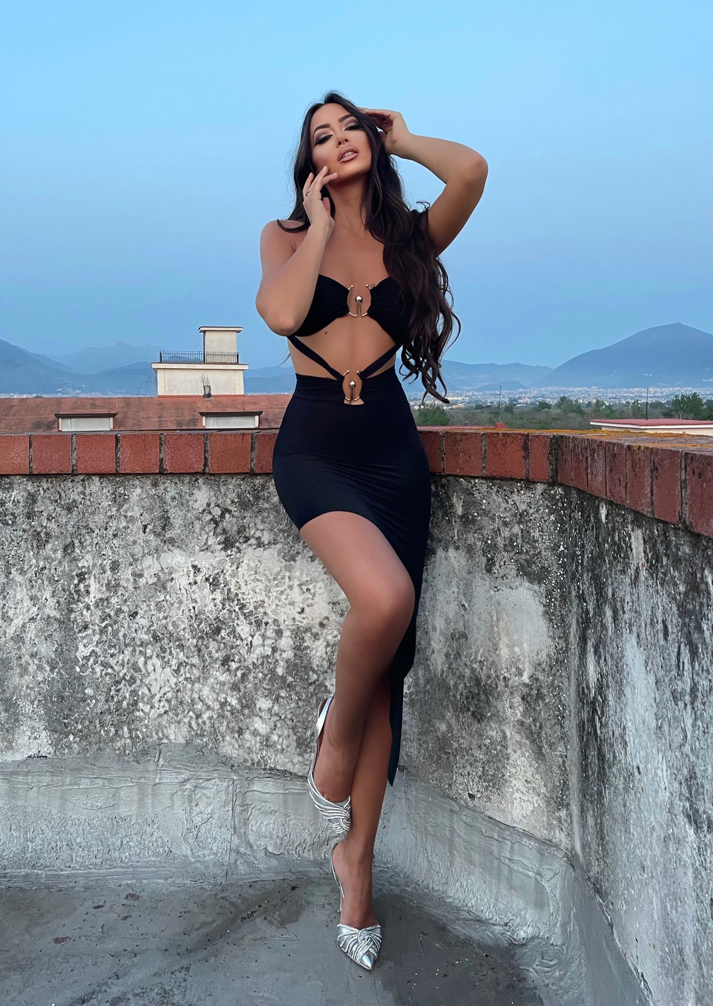 Abito nero con anelli oro - R.a. Boutique 