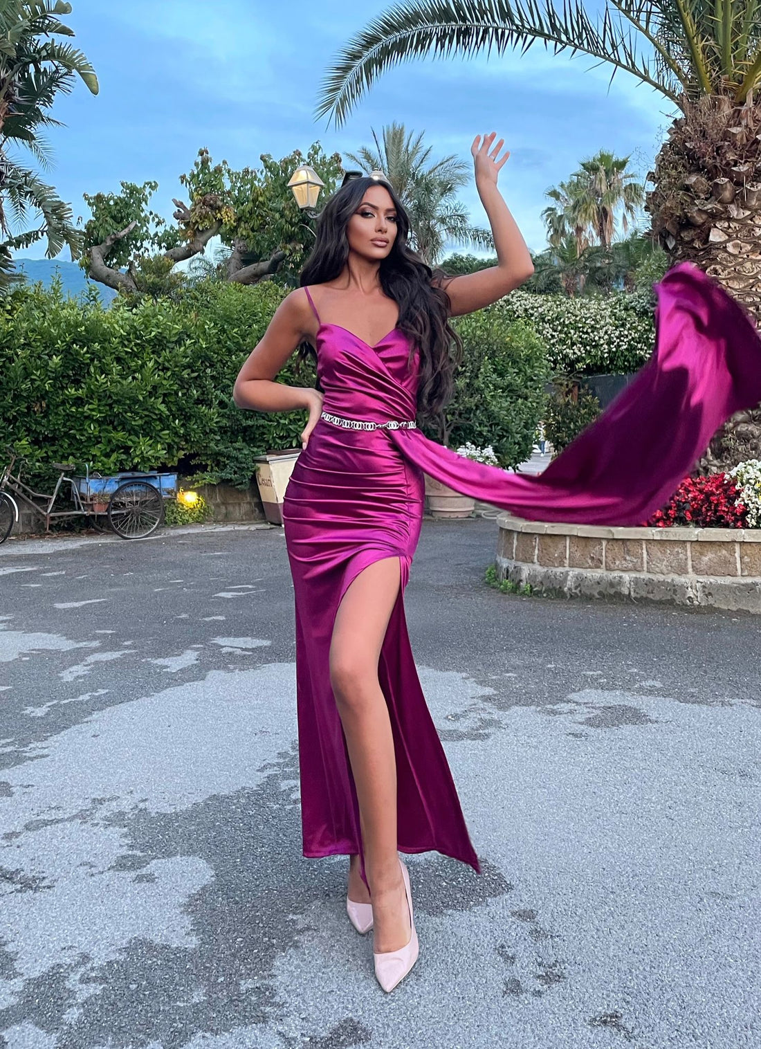 Abito in raso amarena con drappeggio - R.a. Boutique 