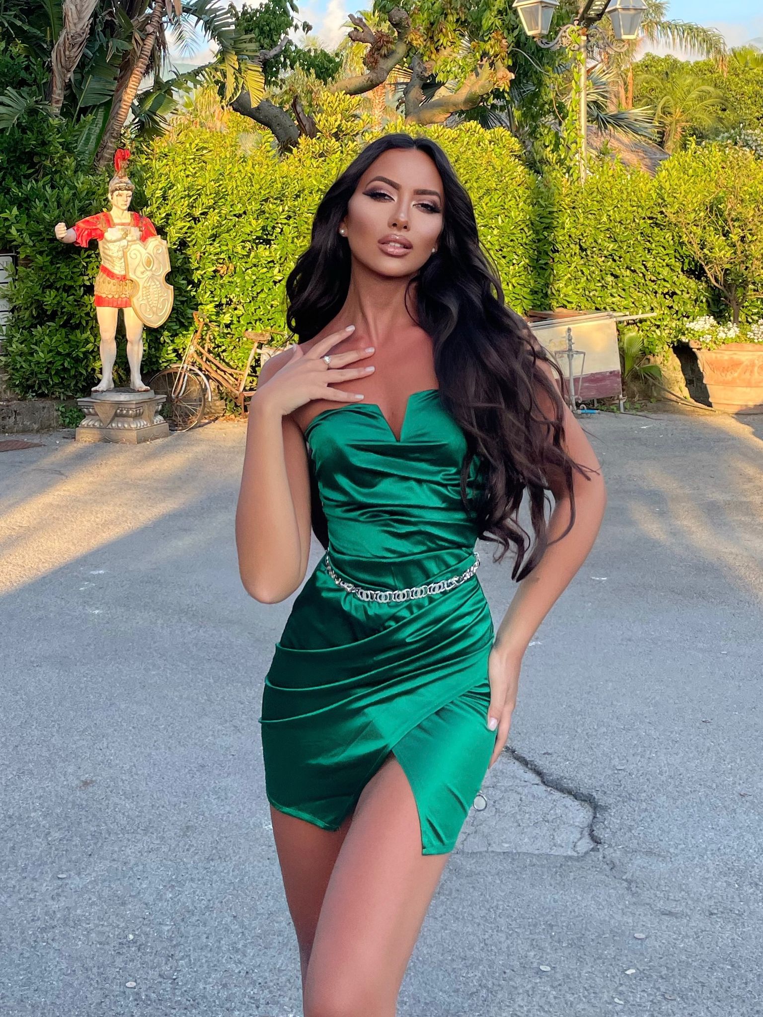 Abito in raso corto scollo a V verde - R.a. Boutique 