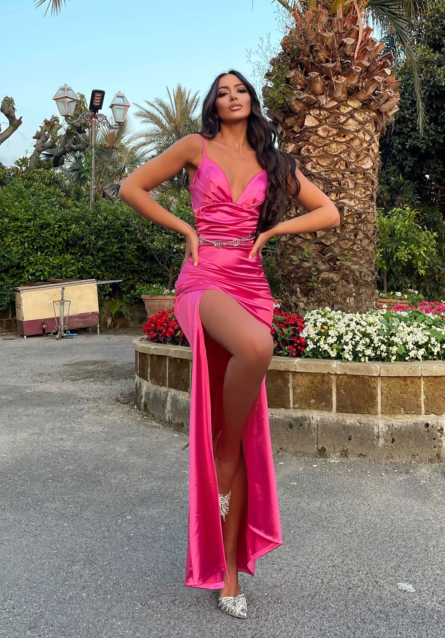 Abito in raso fuxia con drappeggio - R.a. Boutique 