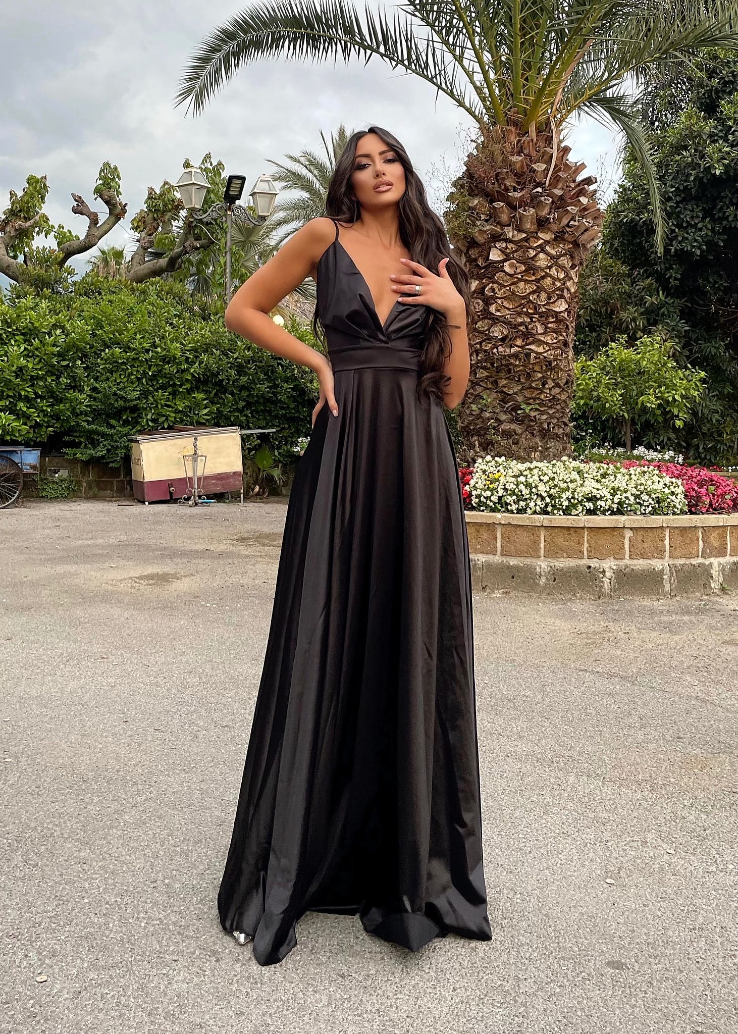 Abito in raso lungo con maxi gonna Nero - R.a. Boutique 