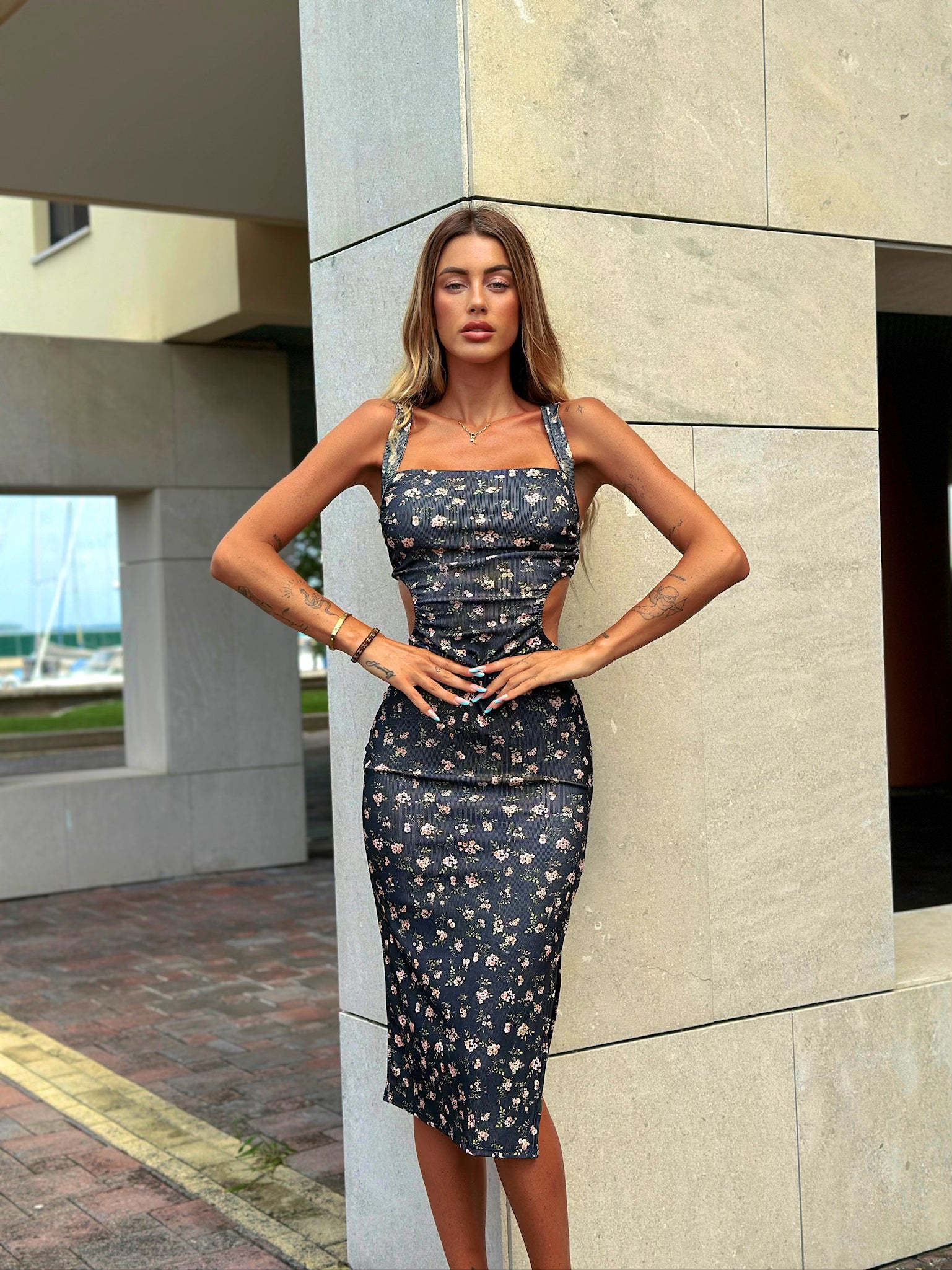 Abito midi nero fiori pesca schiena incrociata - R.a. Boutique 