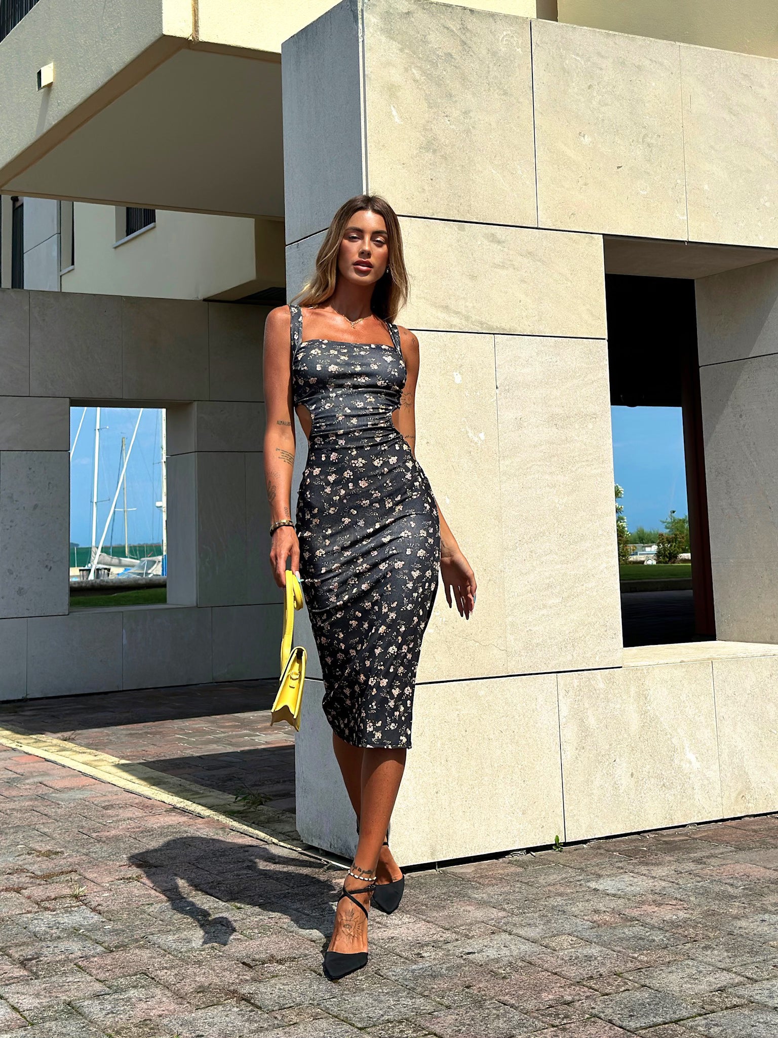 Abito midi nero fiori pesca schiena incrociata - R.a. Boutique 