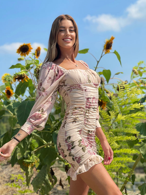 Vestido fruncido con flores rosas