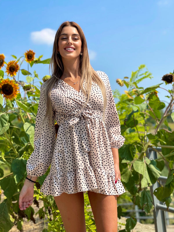 Vestido blanco de manga larga con lunares negros