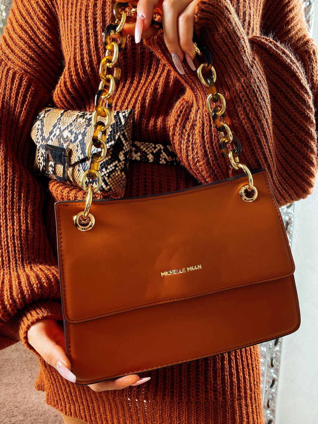 Borsa a mano con catena - R.a. Boutique 