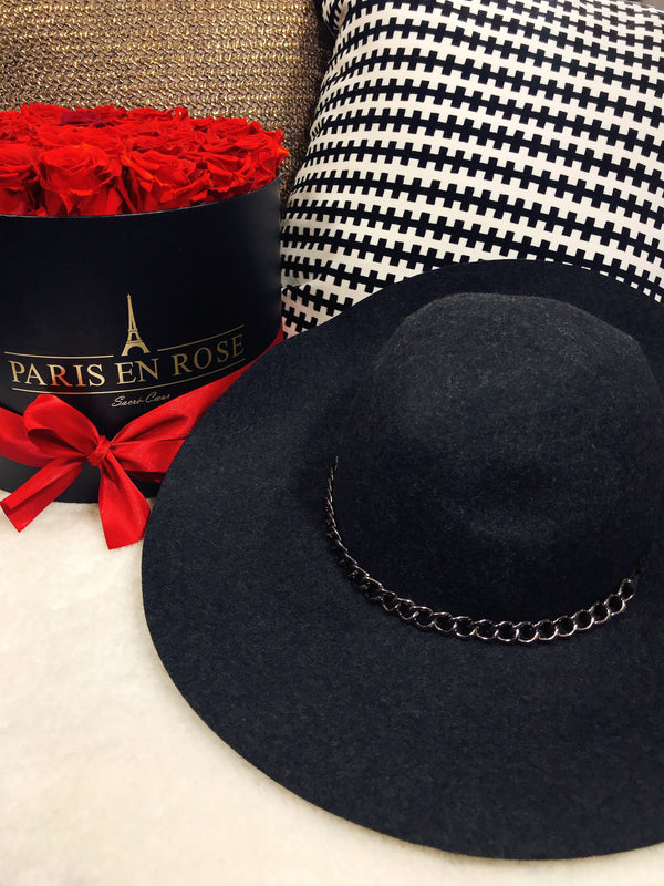 Cappello ampio con catena