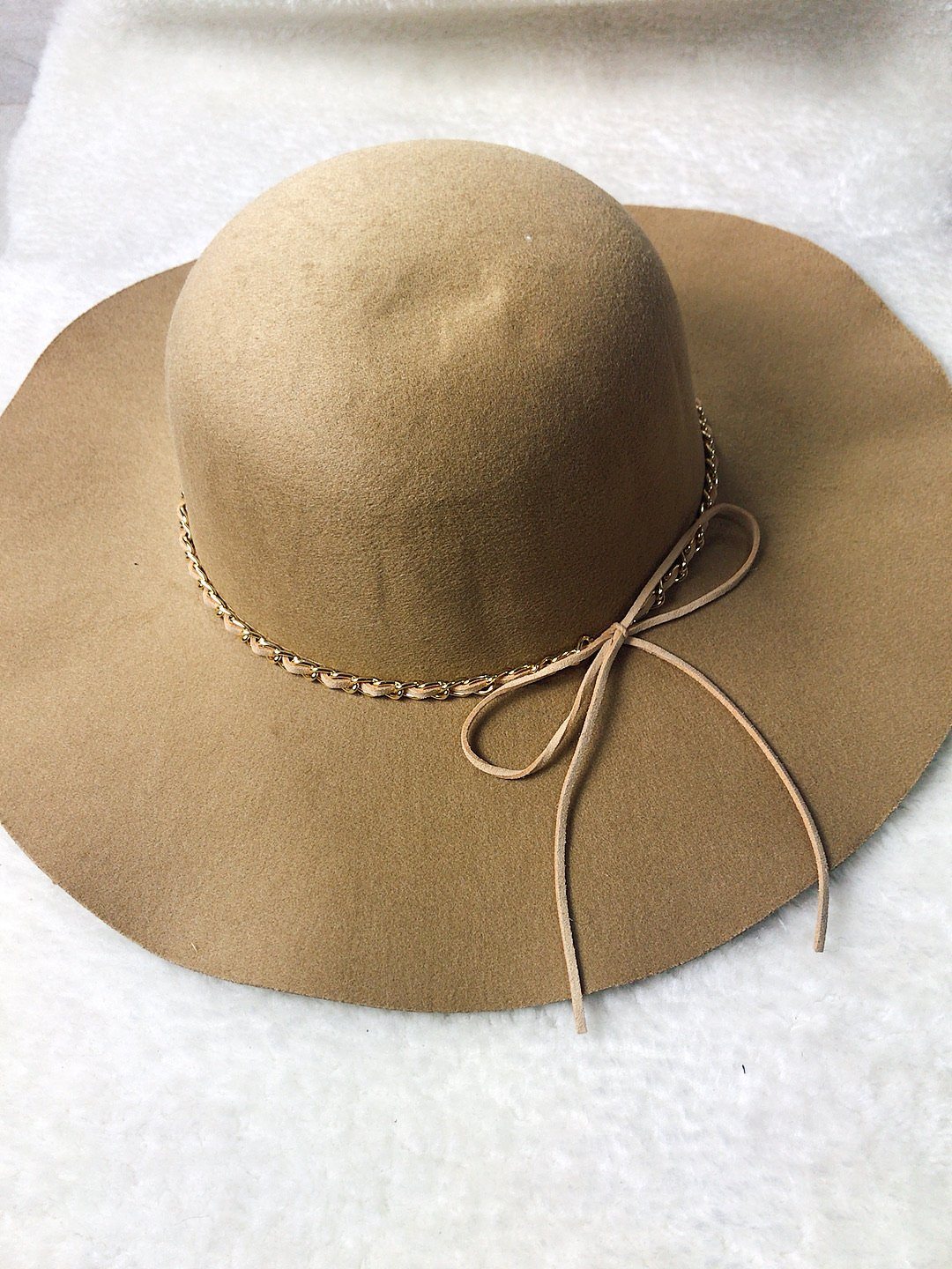 Cappello con catenina e fiocco - R.a. Boutique 