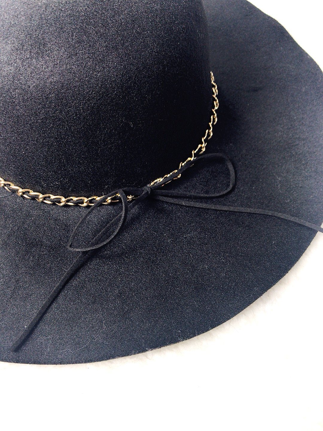 Cappello con catenina e fiocco - R.a. Boutique 